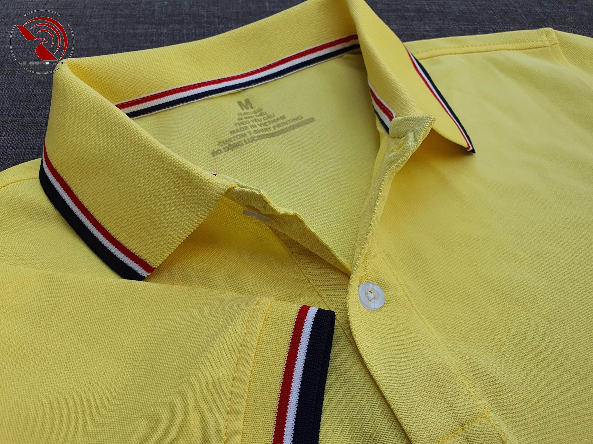 Chi tiết sản phẩm áo cổ trụ polo bo sọc cá sấu lạnh poly thấm hút màu vàng