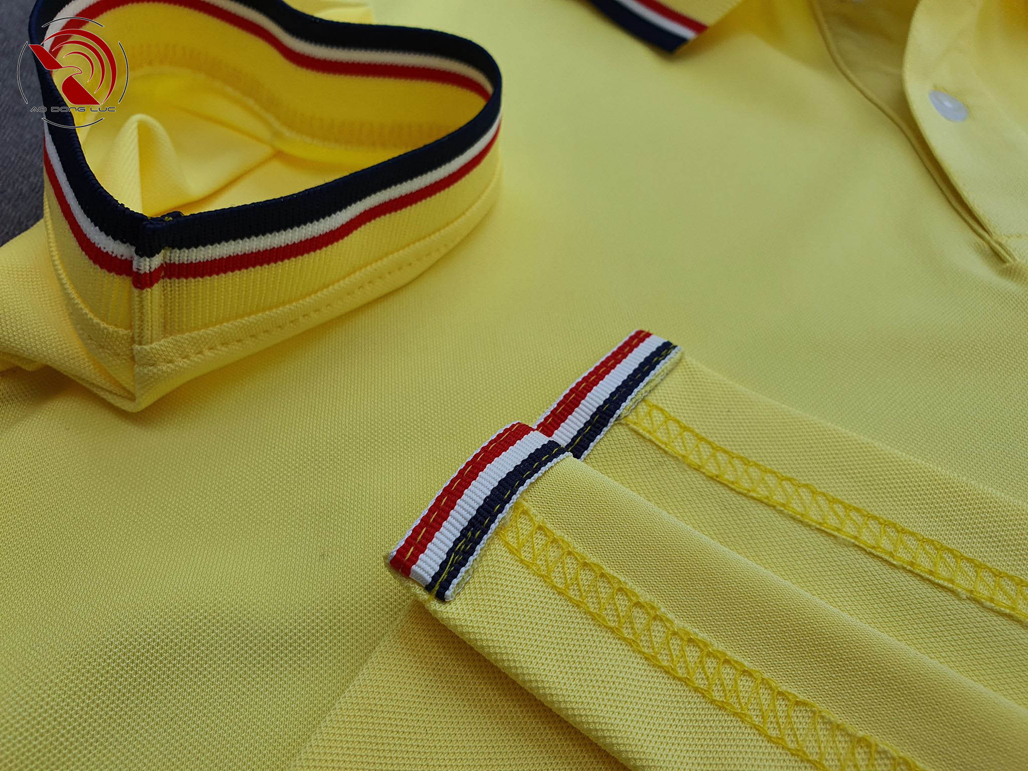 Chi tiết sản phẩm áo cổ trụ polo bo sọc cá sấu lạnh poly thấm hút màu vàng
