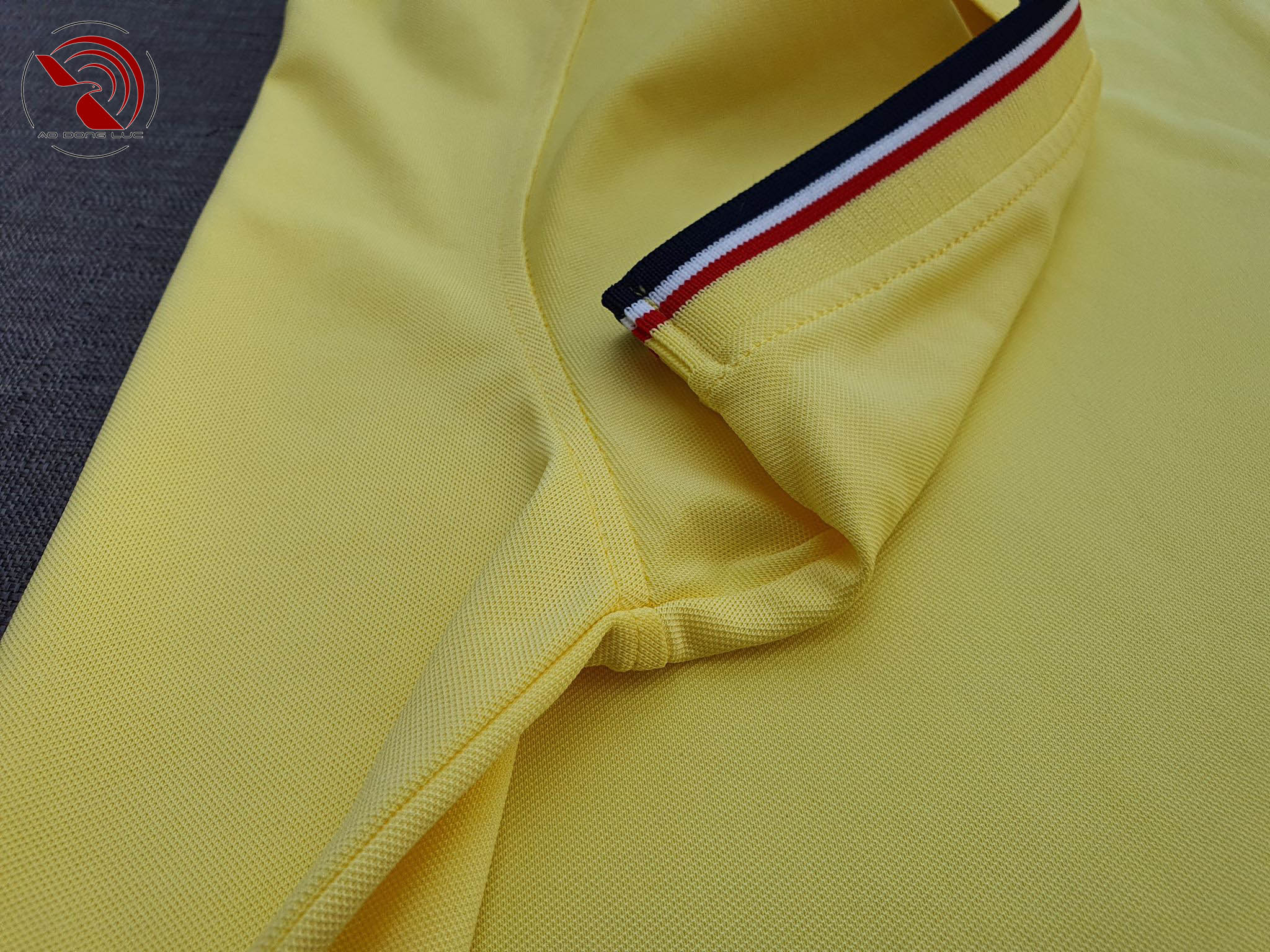 Chi tiết sản phẩm áo cổ trụ polo bo sọc cá sấu lạnh poly thấm hút màu vàng