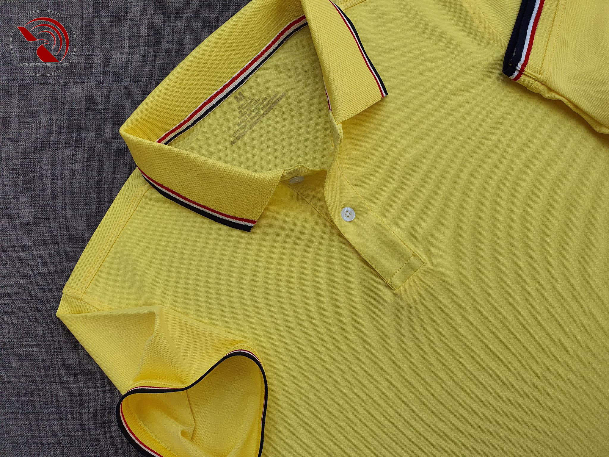 Chi tiết sản phẩm áo cổ trụ polo bo sọc cá sấu lạnh poly thấm hút màu vàng