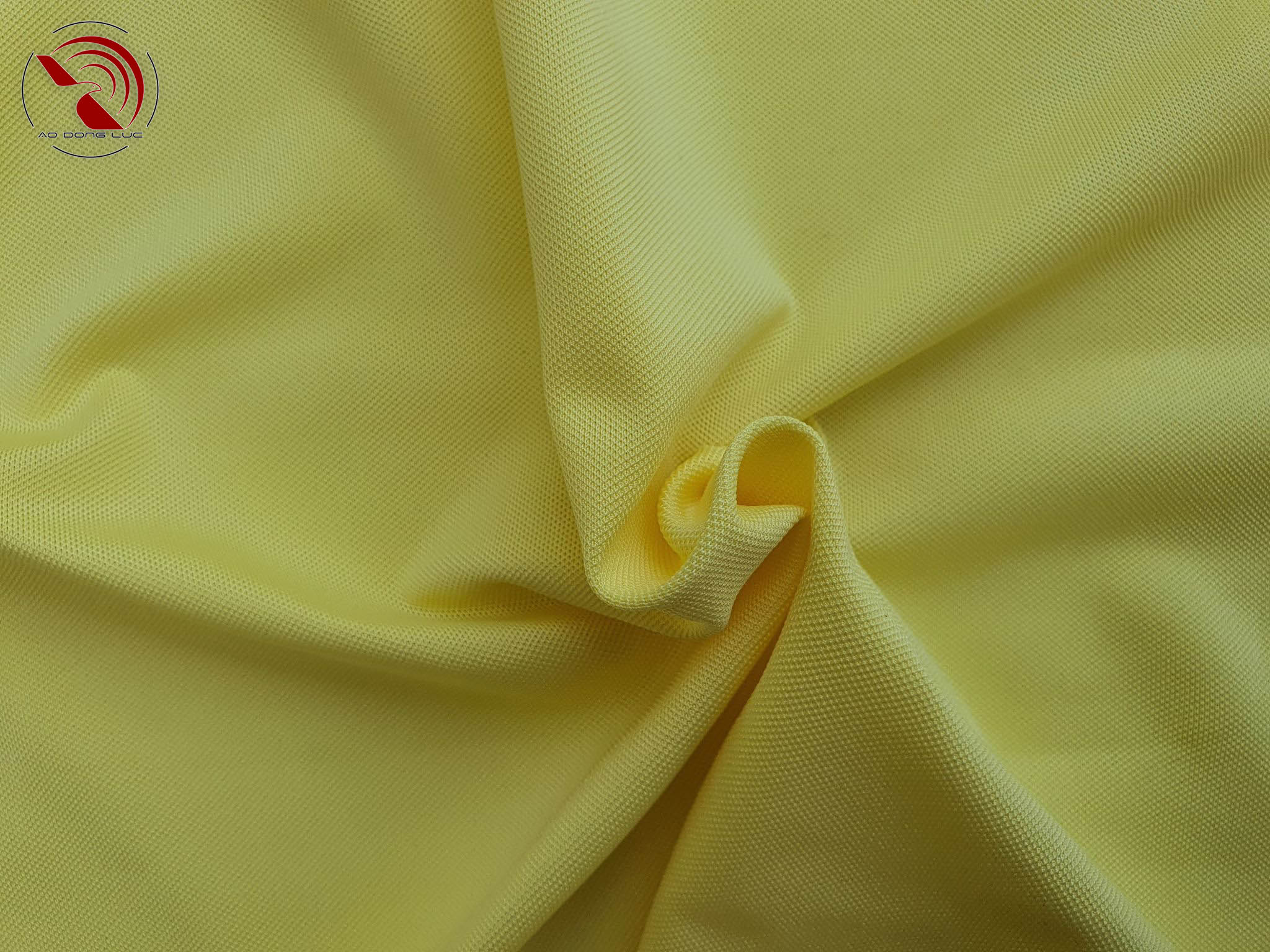 Chất vải áo cổ trụ polo bo sọc cá sấu lạnh poly thấm hút màu vàng
