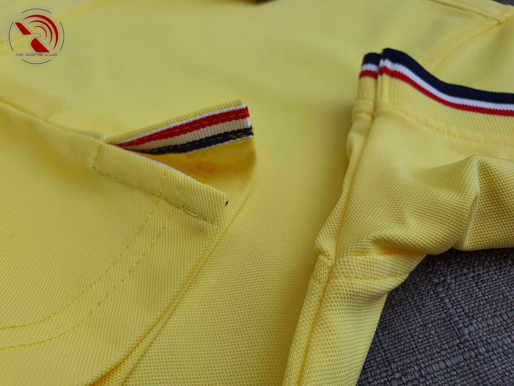 Chi tiết sản phẩm áo cổ trụ polo bo sọc cá sấu lạnh màu vàng