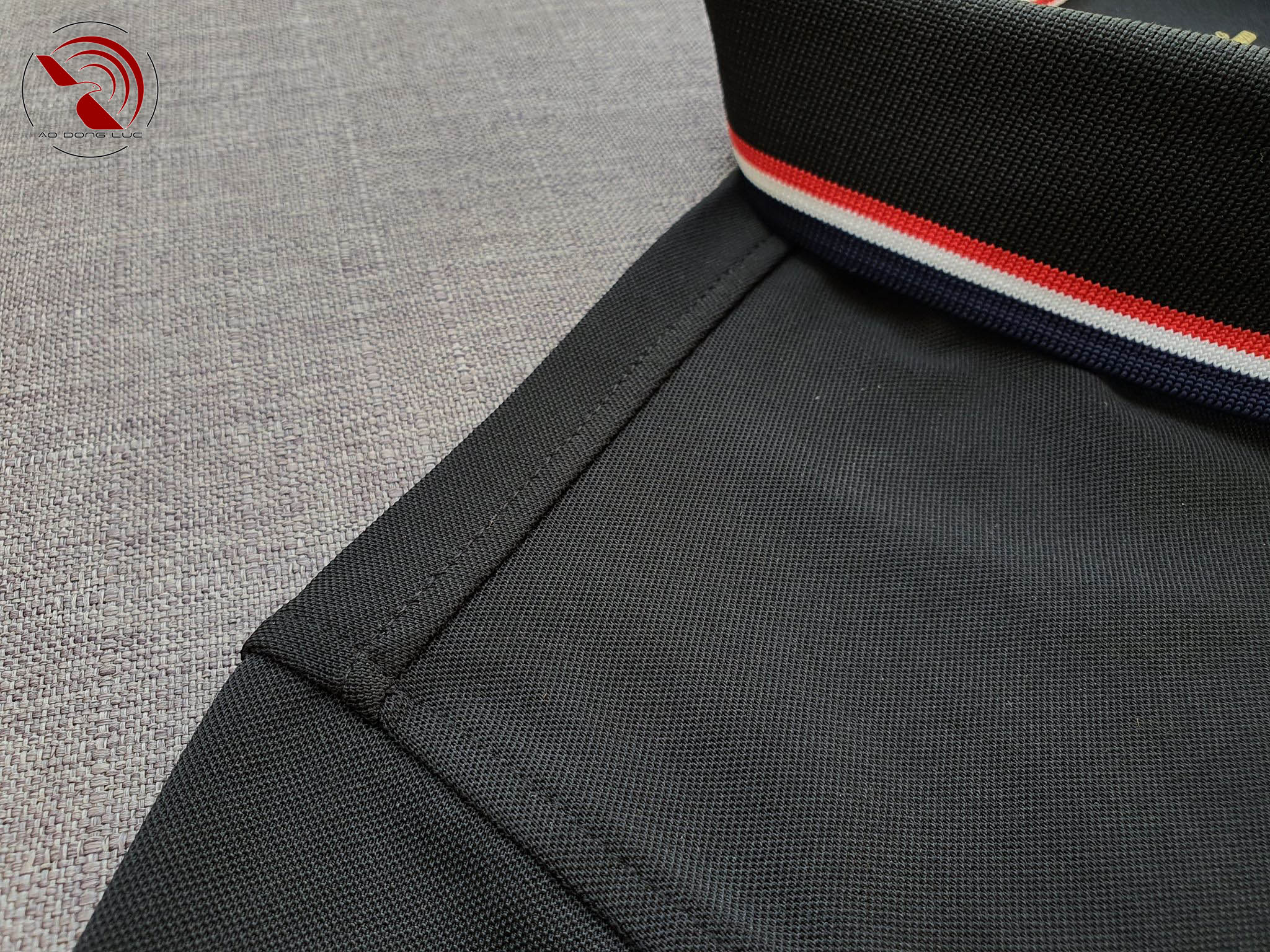 Chi tiết sản phẩm áo cổ trụ polo bo sọc cá sấu lạnh poly thấm hút màu đen