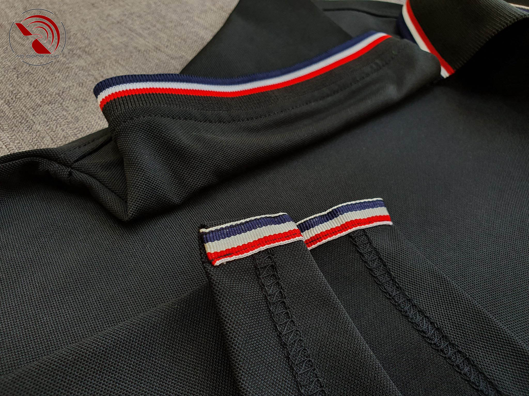 Chi tiết sản phẩm áo cổ trụ polo bo sọc cá sấu lạnh poly thấm hút màu đen