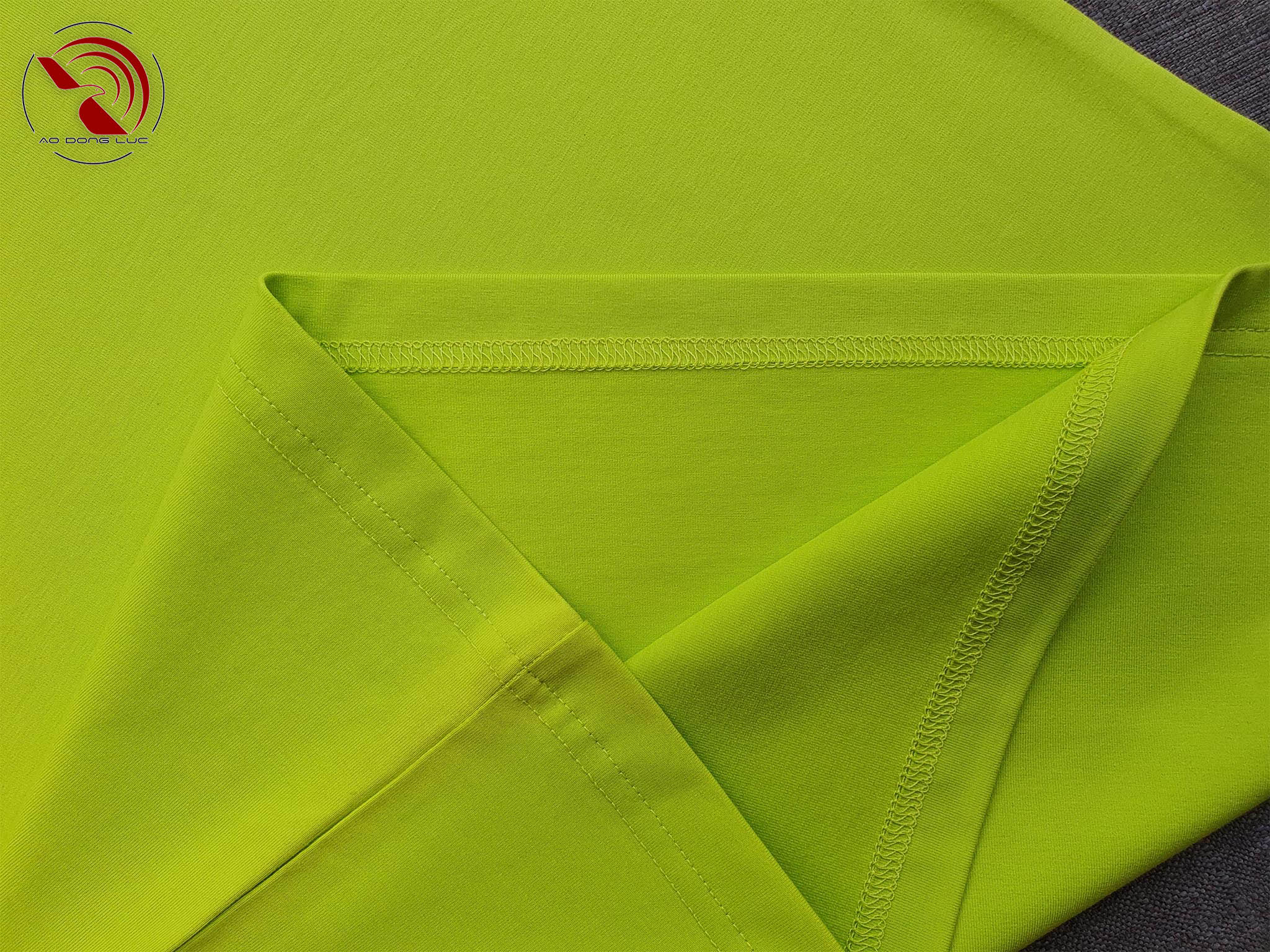 Chi tiết vạt áo áo thun cổ tròn ngắn tay cotton cao cấp xanh chuối