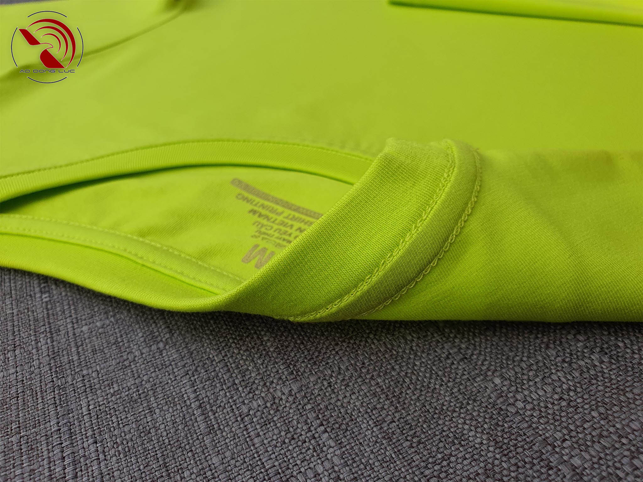 Chi tiết đường may móc xích cổ áo áo thun cổ tròn ngắn tay cotton cao cấp xanh chuối