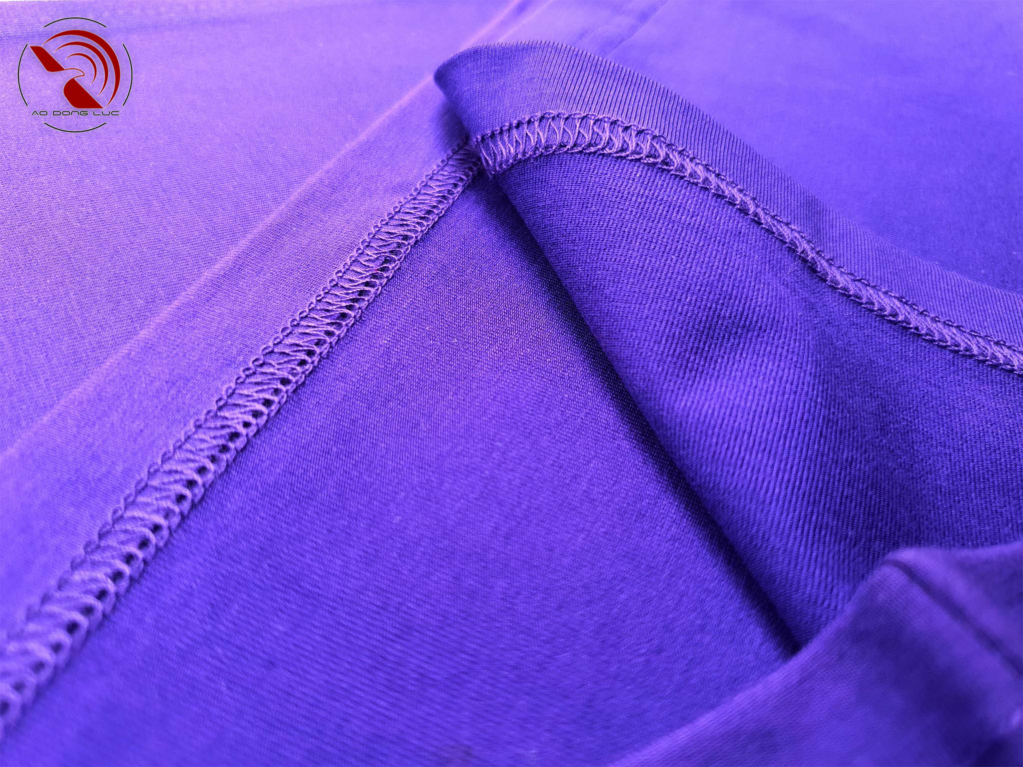 Chi tiết đường may áo thun cổ tròn ngắn tay cotton unisex màu tím huế