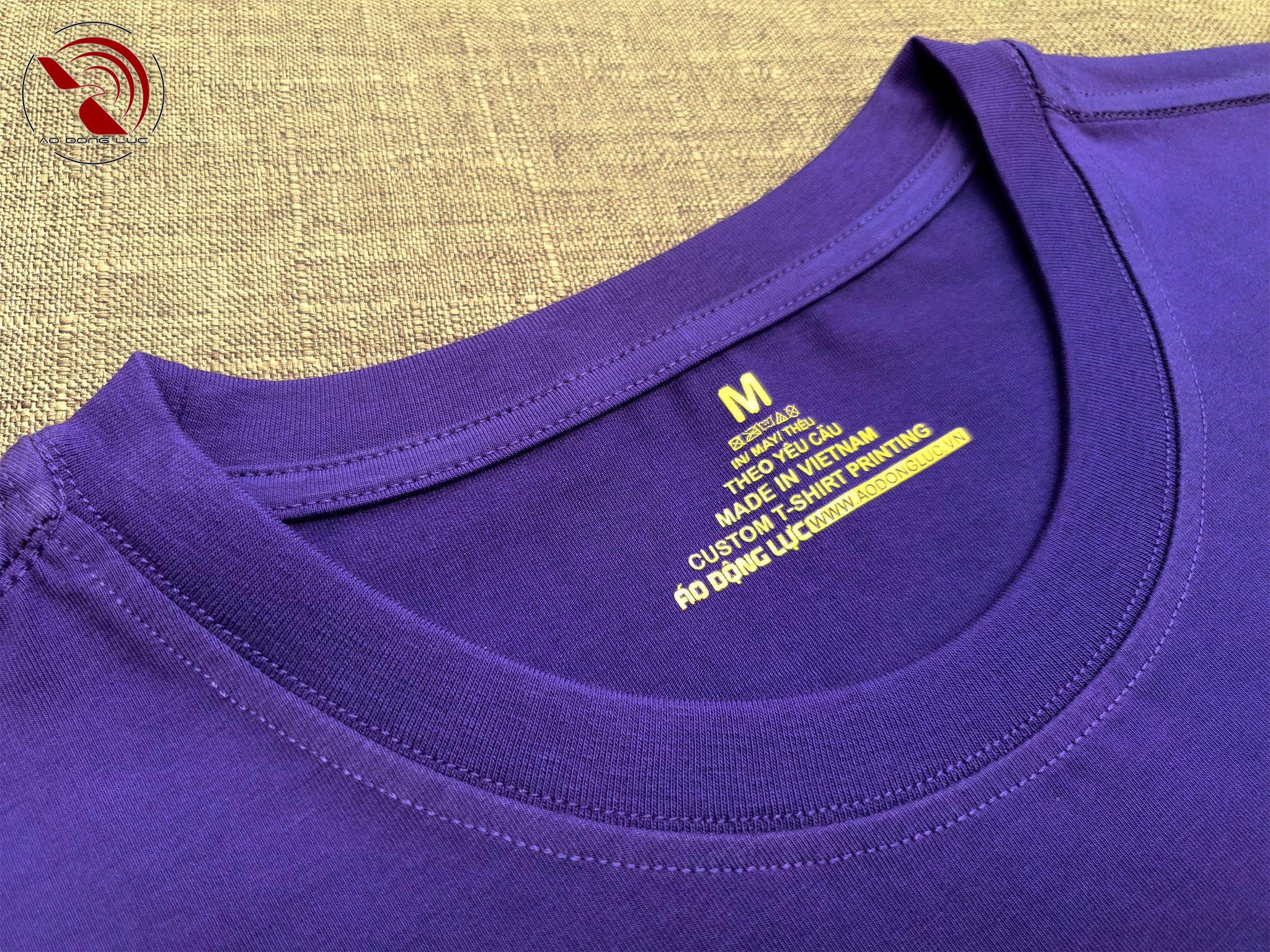 Chi tiết cổ áo áo thun cổ tròn ngắn tay cotton unisex màu tím huế