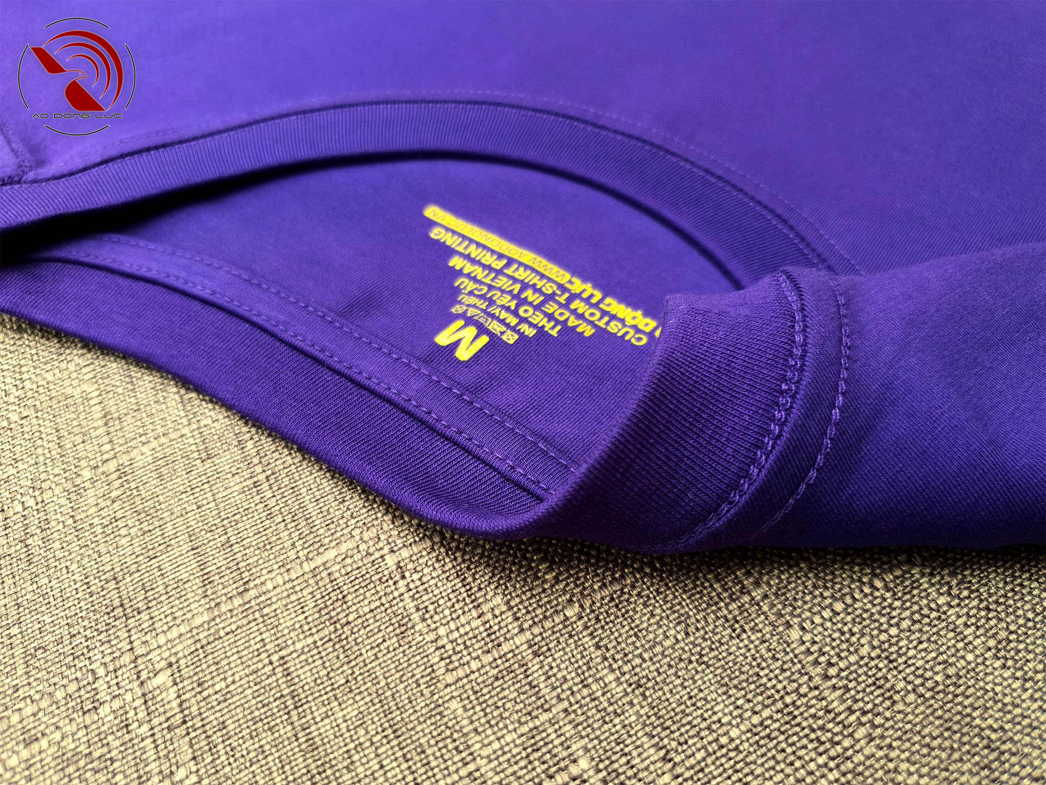 Chi tiết đường may móc xích cổ áo thun cổ tròn ngắn tay cotton unisex màu tím huế