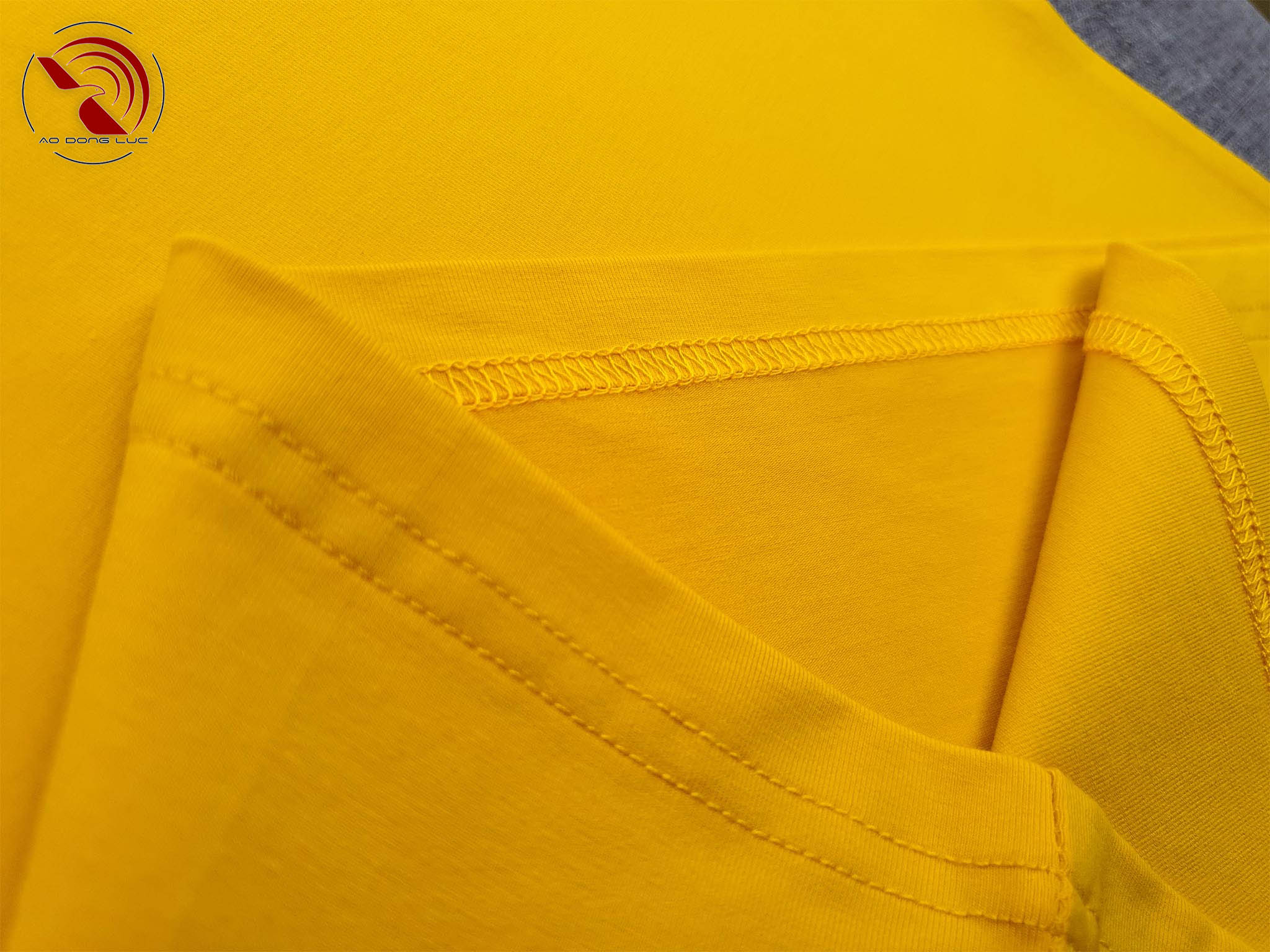 Chi tiết đường may áo thun cổ tròn ngắn tay cotton cao cấp màu vàng đậm