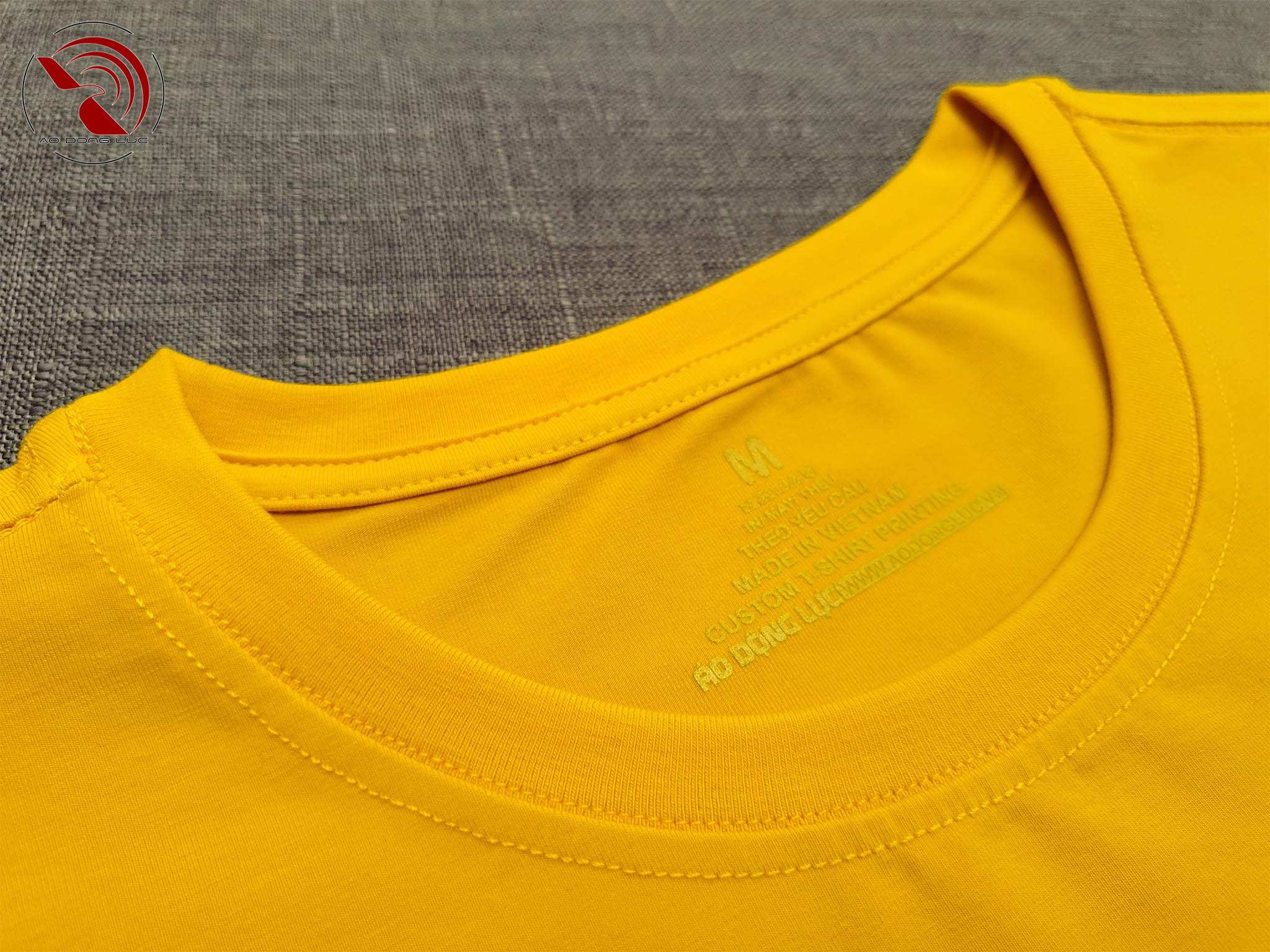 Chi tiết cổ áo áo thun cổ tròn ngắn tay cotton cao cấp màu vàng đậm