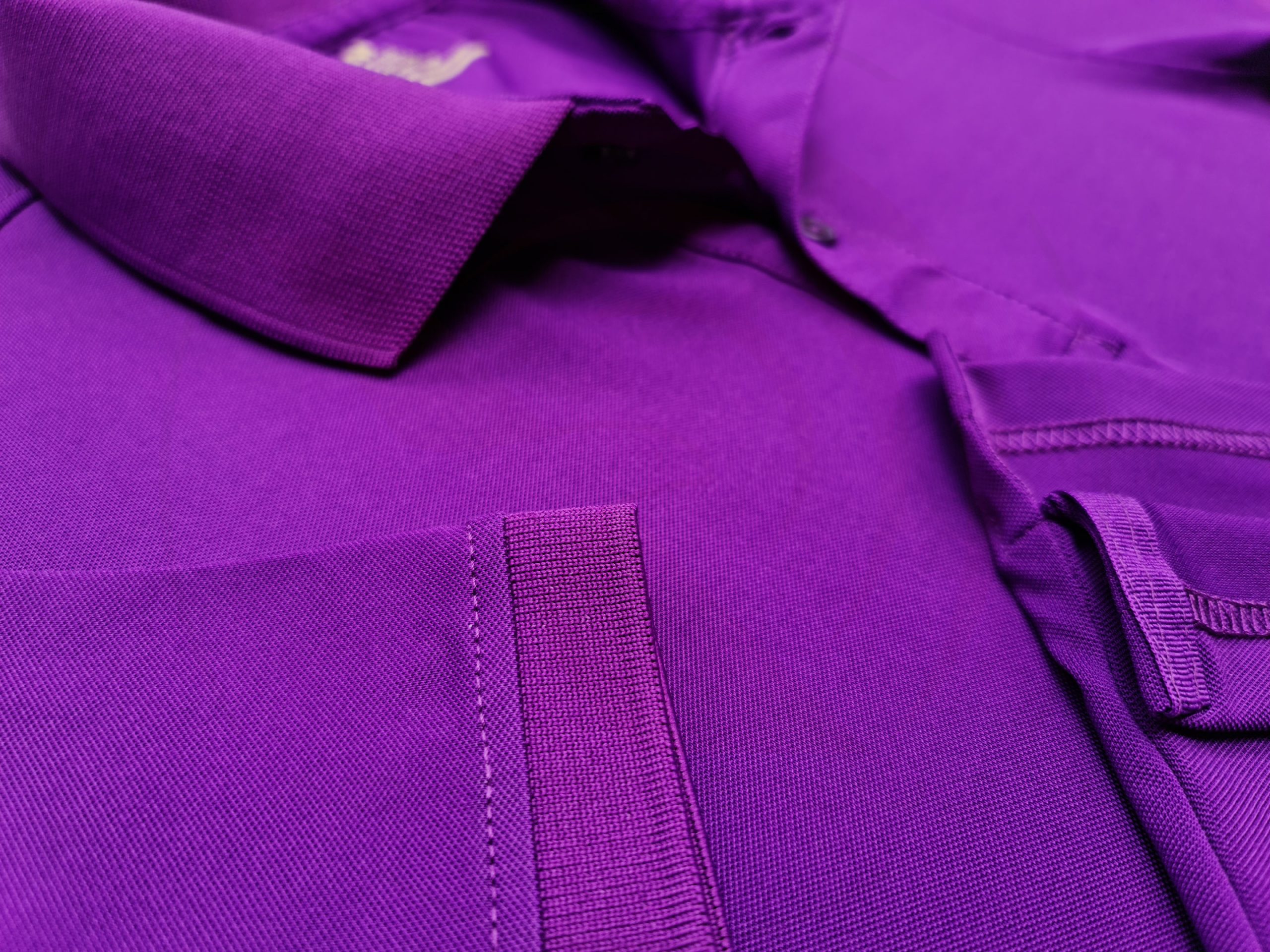 áo thun polo, áo thun trơn, áo cổ trụ, cổ bẻ, áo phông Chi tiết đường may và vạt áo áo thun cổ trụ polo bo trơn cá sấu lạnh màu tím huế