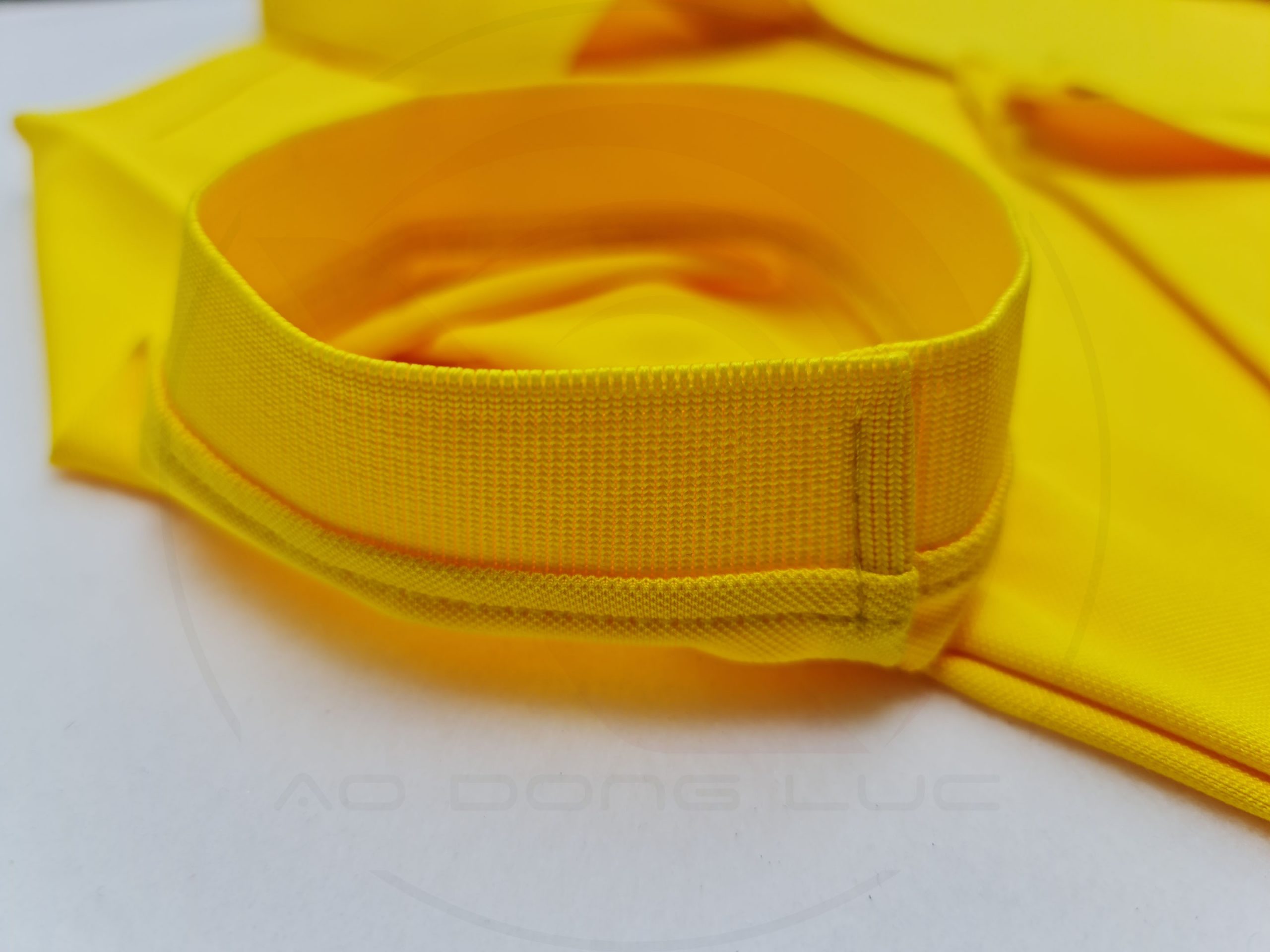 Chi tiết bo tay spandex áo thun cổ trụ polo bo trơn cá sấu lanh vàng nghệ