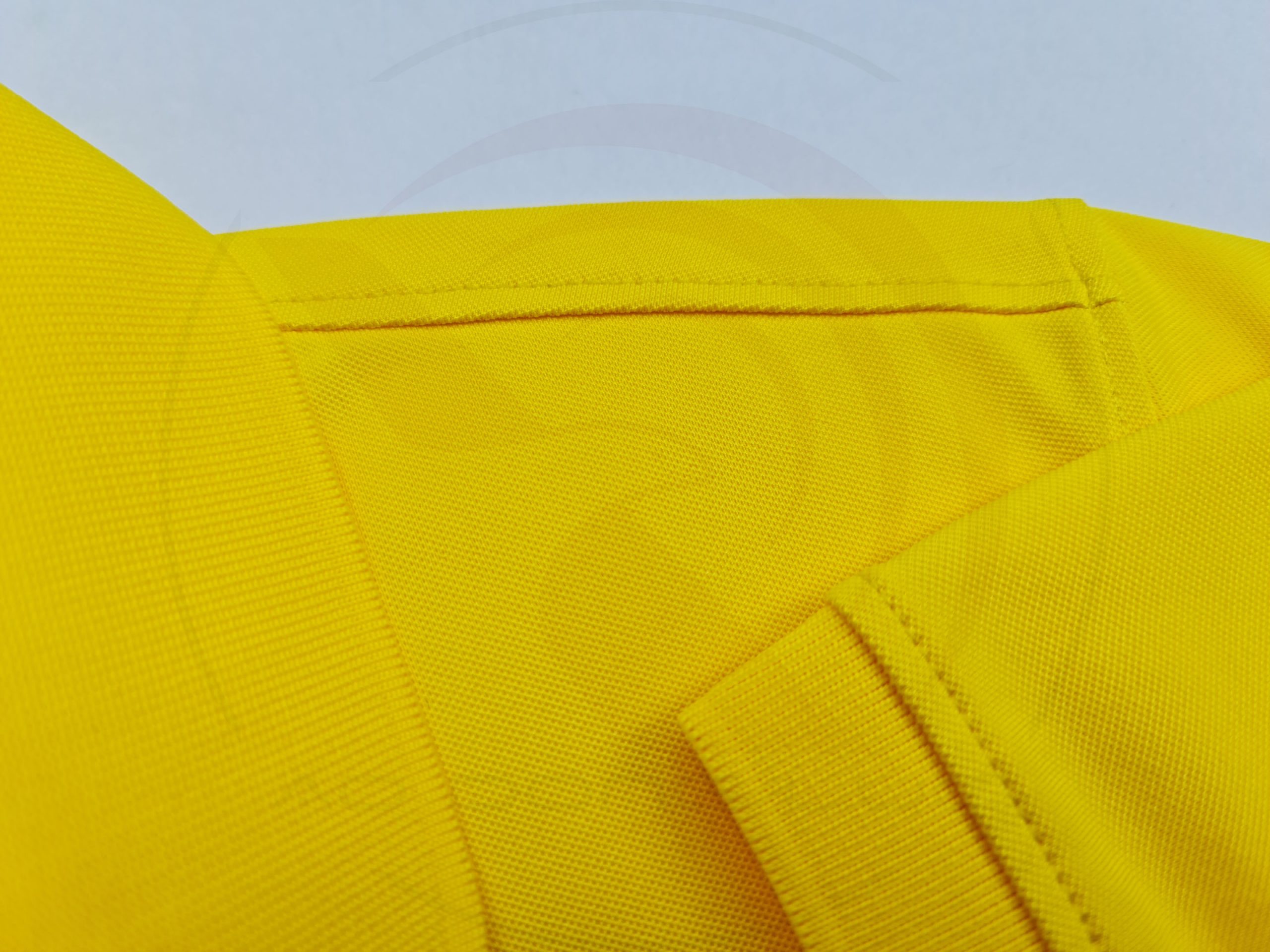 Chi tiết đường may áo thun cổ trụ polo bo trơn cá sấu lanh vàng nghệ