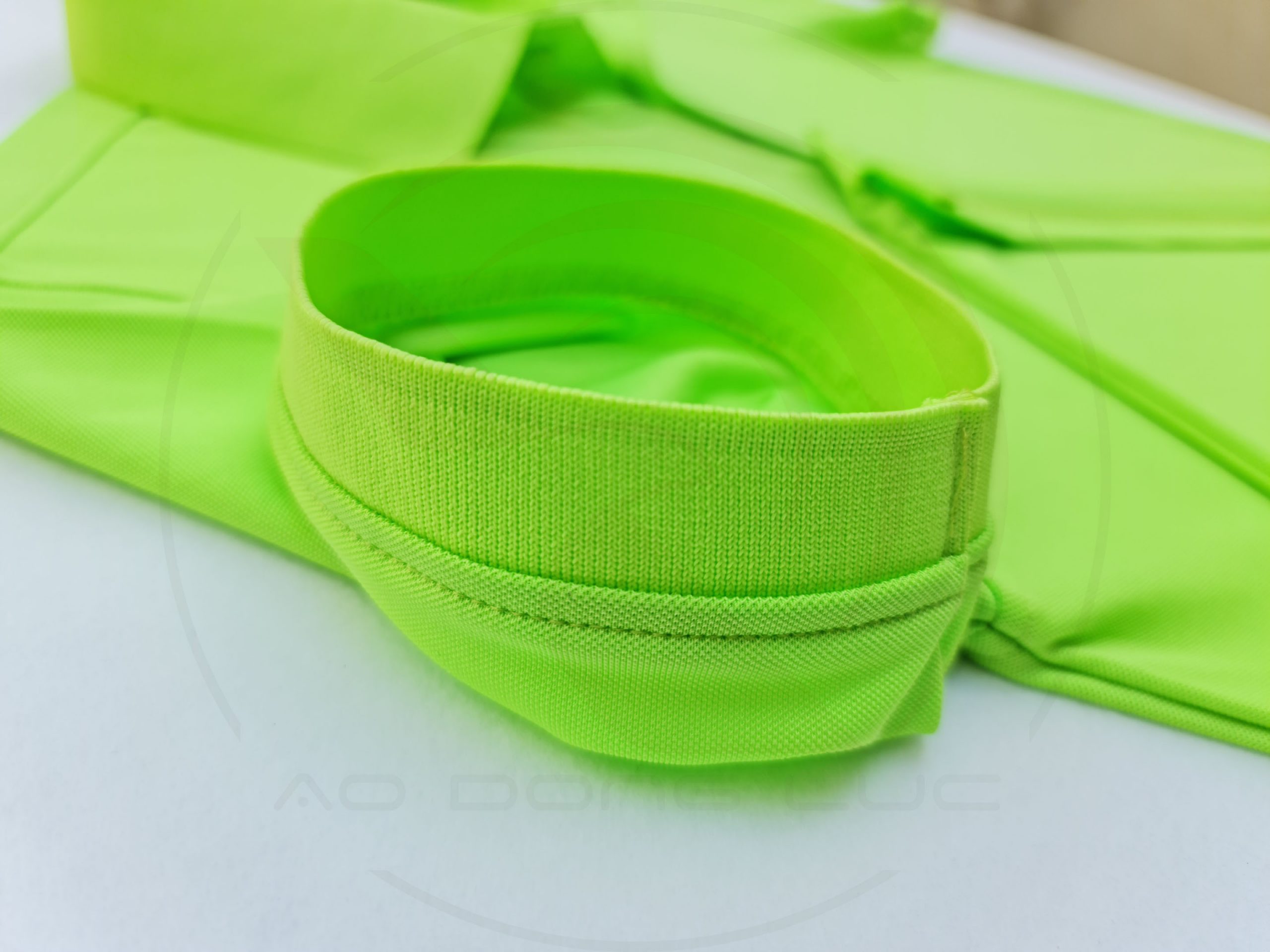 Chi tiết bo tay áo thun cổ trụ polo bo trơn cá sấu lạnh xanh chuối