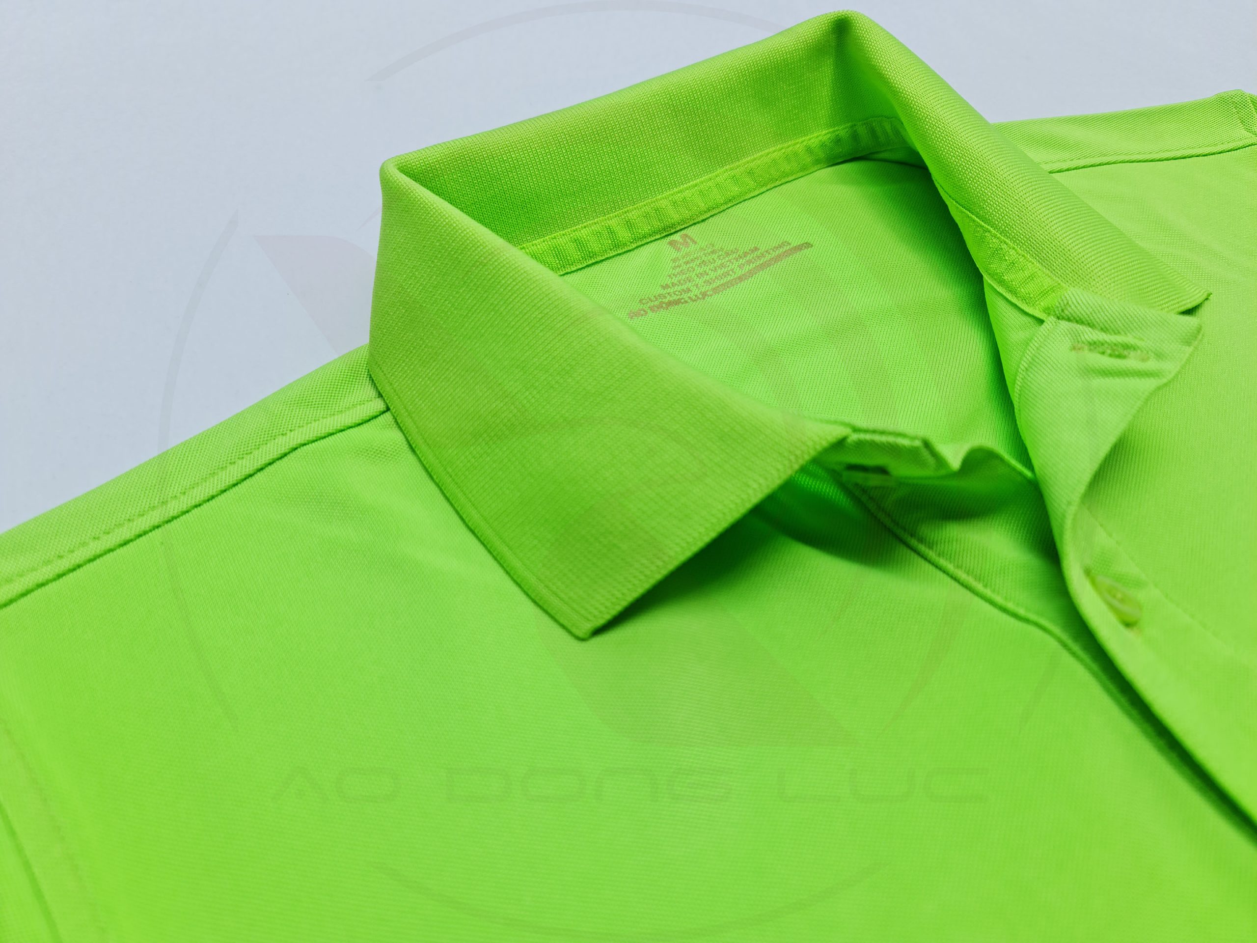 Chi tiết cổ áo áo thun cổ trụ polo bo trơn cá sấu lạnh poly thấm hút xanh chuối