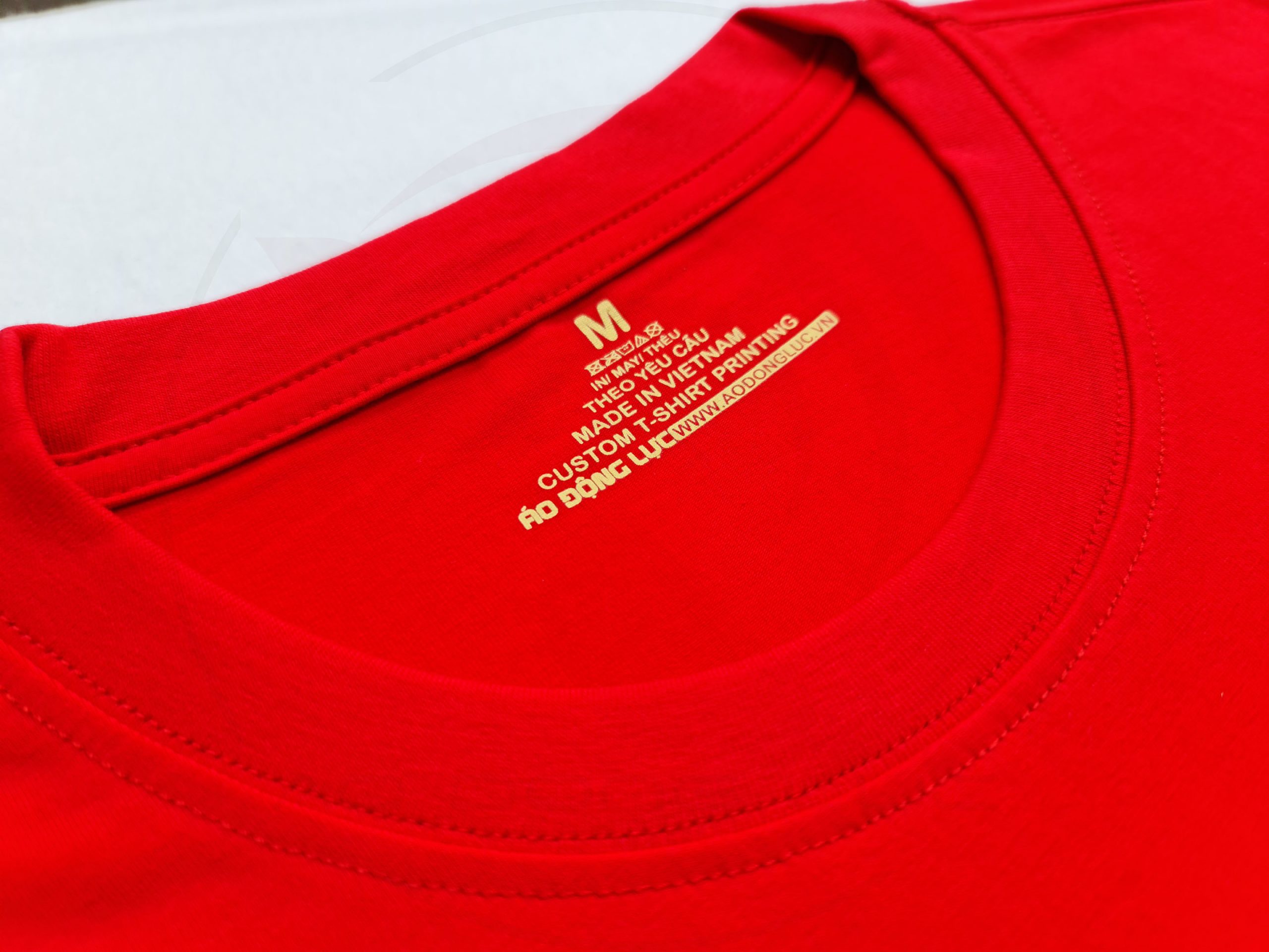 Chi tiết đường may và cổ áo áo thun cổ tròn ngắn tay cotton unisex màu đỏ tươi