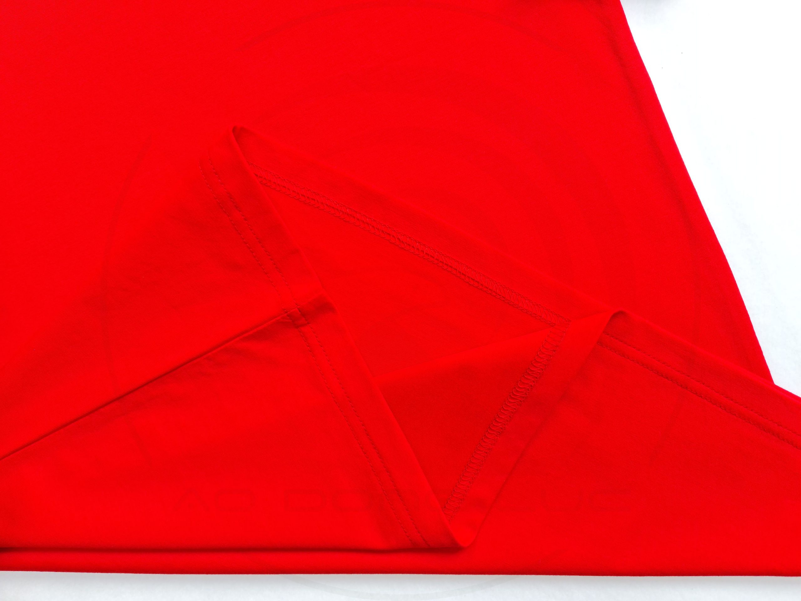 Chi tiết đường may và vạt áo áo thun cổ tròn ngắn tay cotton unisex màu đỏ tươi