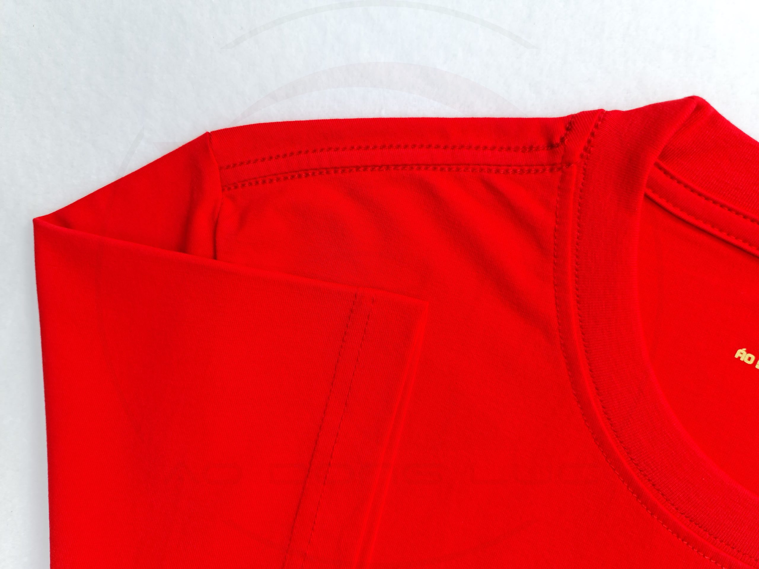 Chi tiết đường may móc xích áo thun cổ tròn ngắn tay cotton unisex màu đỏ tươi