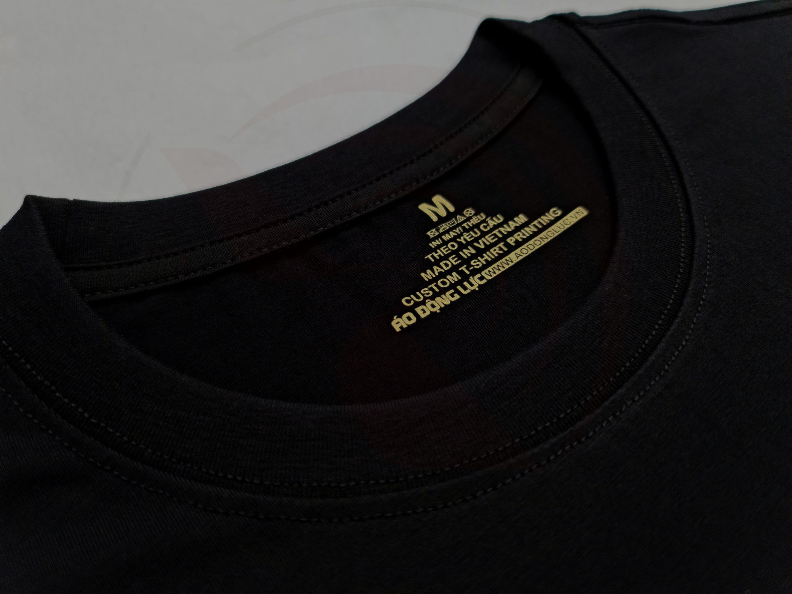 ao-thun-cotton-co-tron-ngan-tay-unisex-195gsm-mau-den-bo-spandex Chi tiết đường may và cổ áo áo thun cổ tròn ngắn tay cotton unisex màu đen