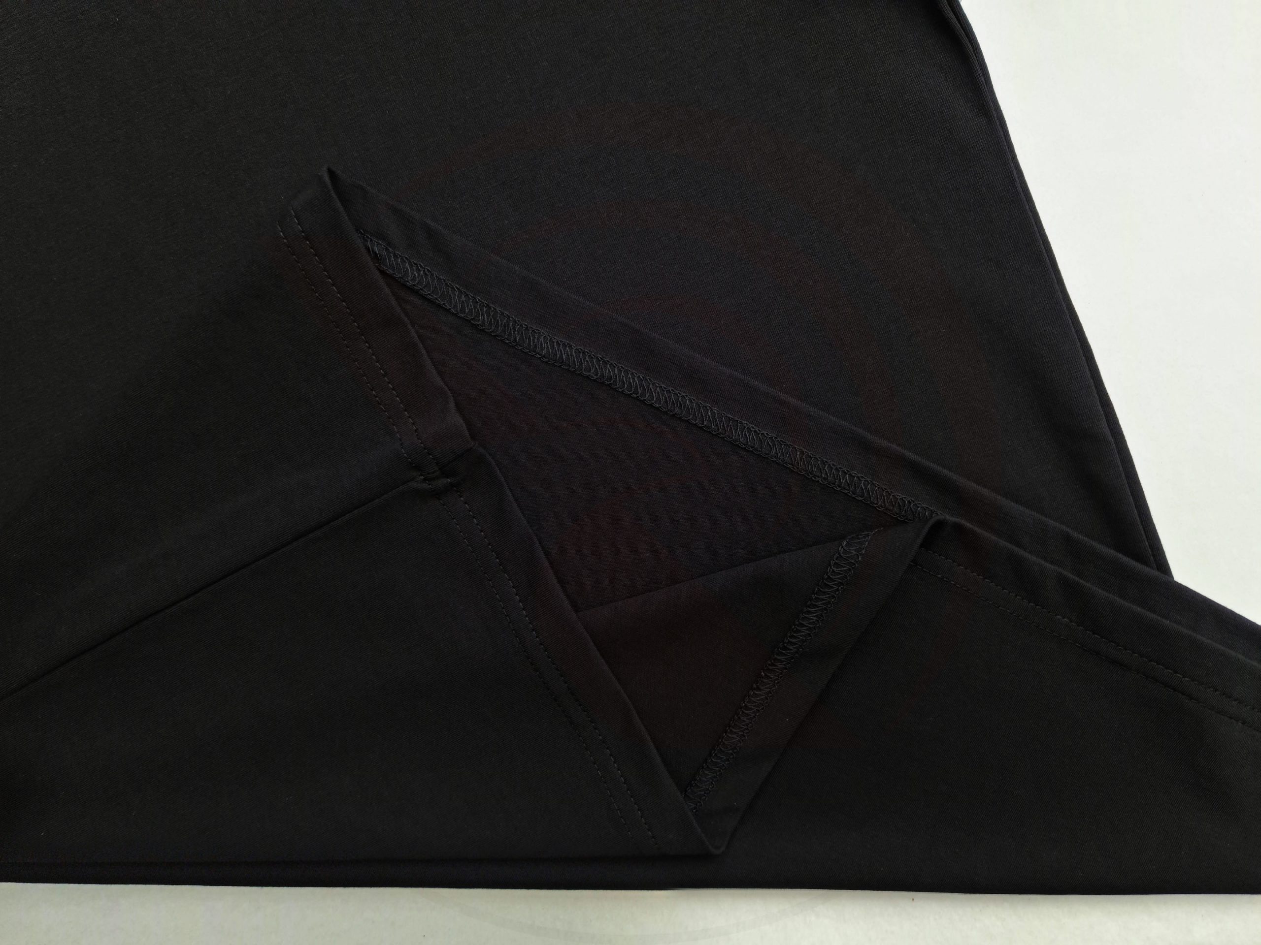 ao-thun-cotton-co-tron-ngan-tay-unisex-195gsm-mau-den-kansai Chi tiết đường may và vạt áo áo thun cổ tròn ngắn tay cotton unisex màu đen