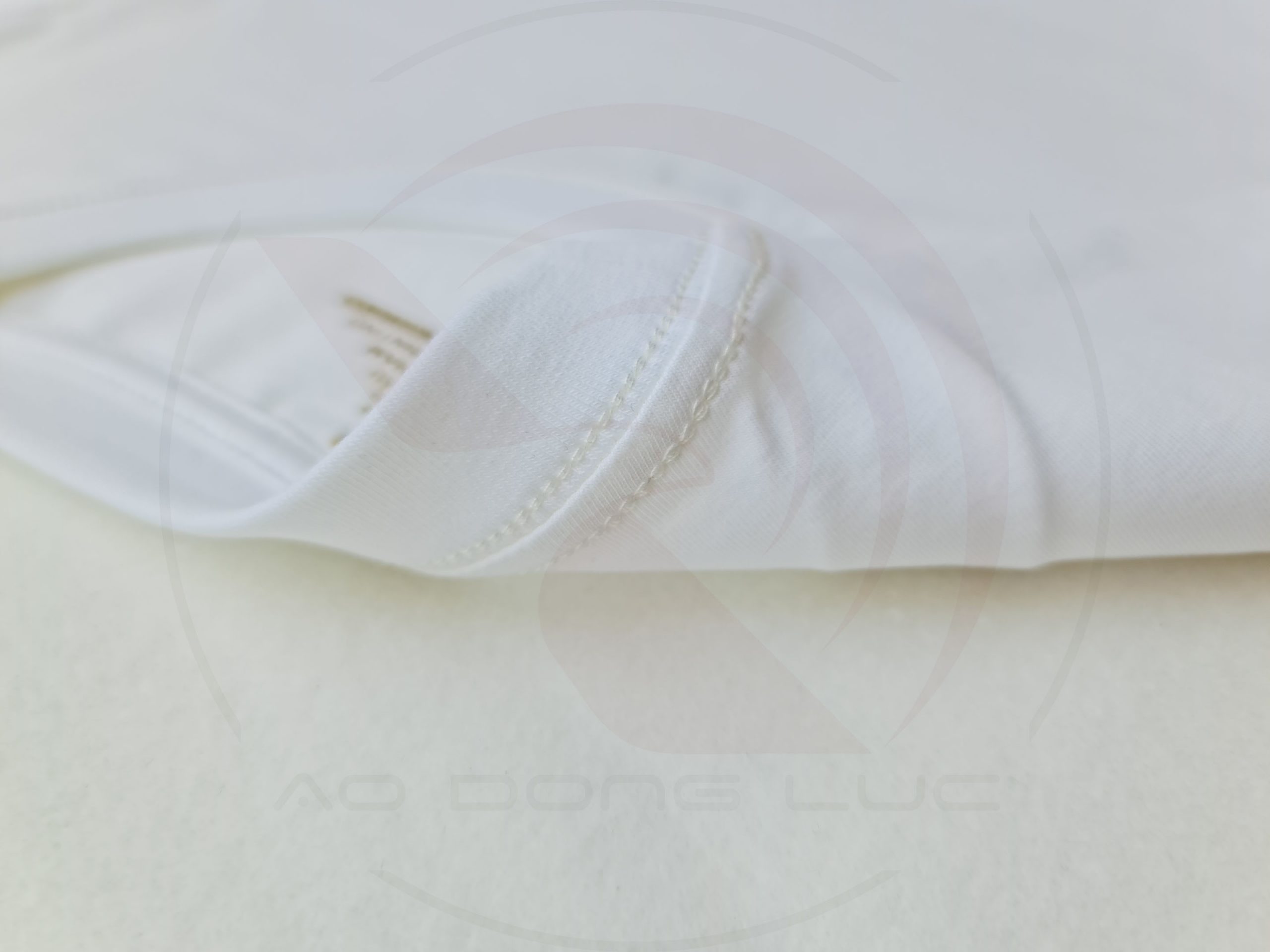 ao-thun-cotton-co-tron-ngan-tay-unisex-195gsm-mau-trang-duong-may-tinh-te Chi tiết đường may móc xích cổ áo áo thun cổ tròn ngắn tay cotton unisex màu trắng