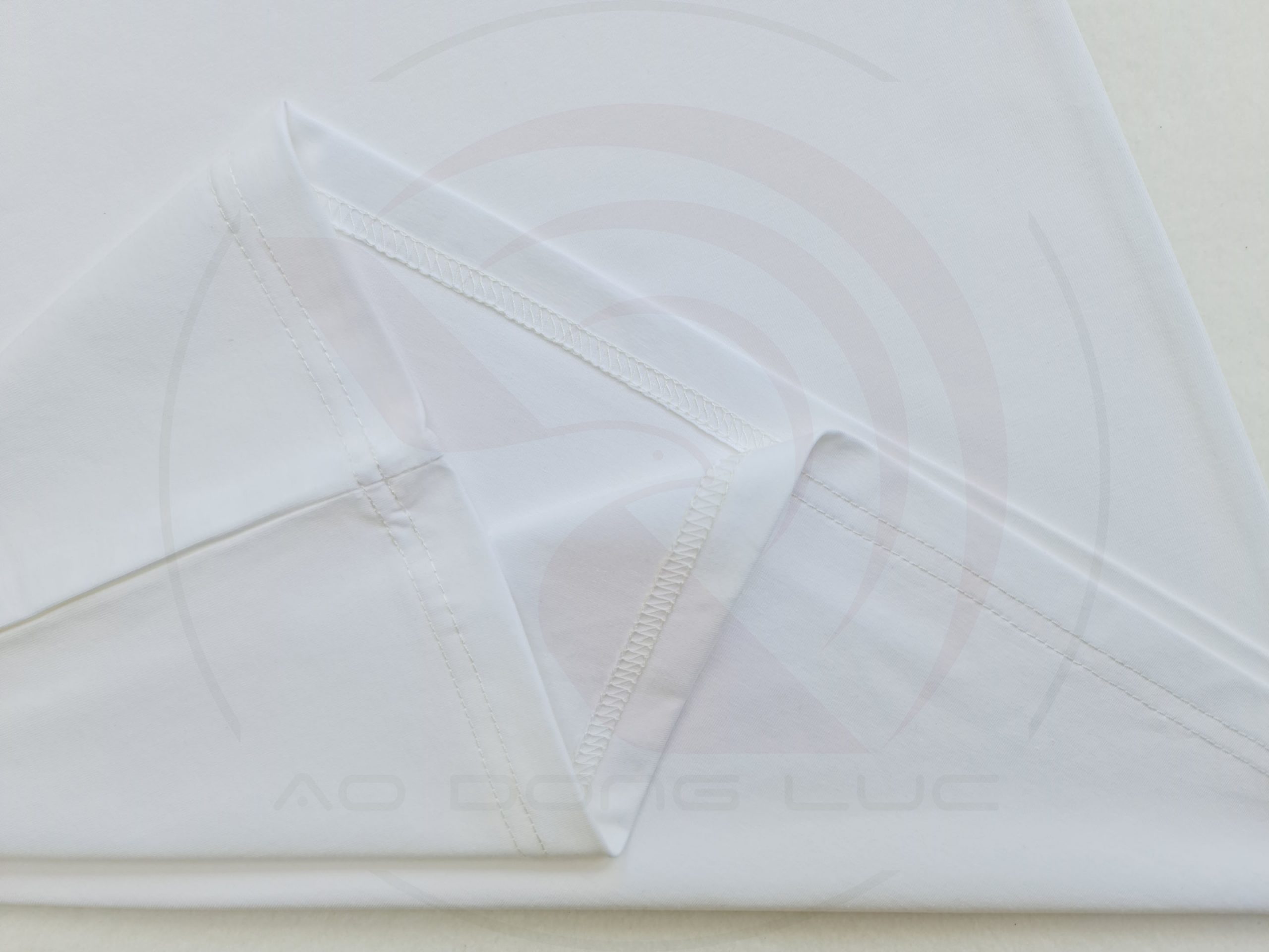 ao-thun-cotton-co-tron-ngan-tay-unisex-195gsm-mau-trang-kansai-tron Chi tiết đường may và vạt áo áo thun cổ tròn ngắn tay cotton unisex màu trắng