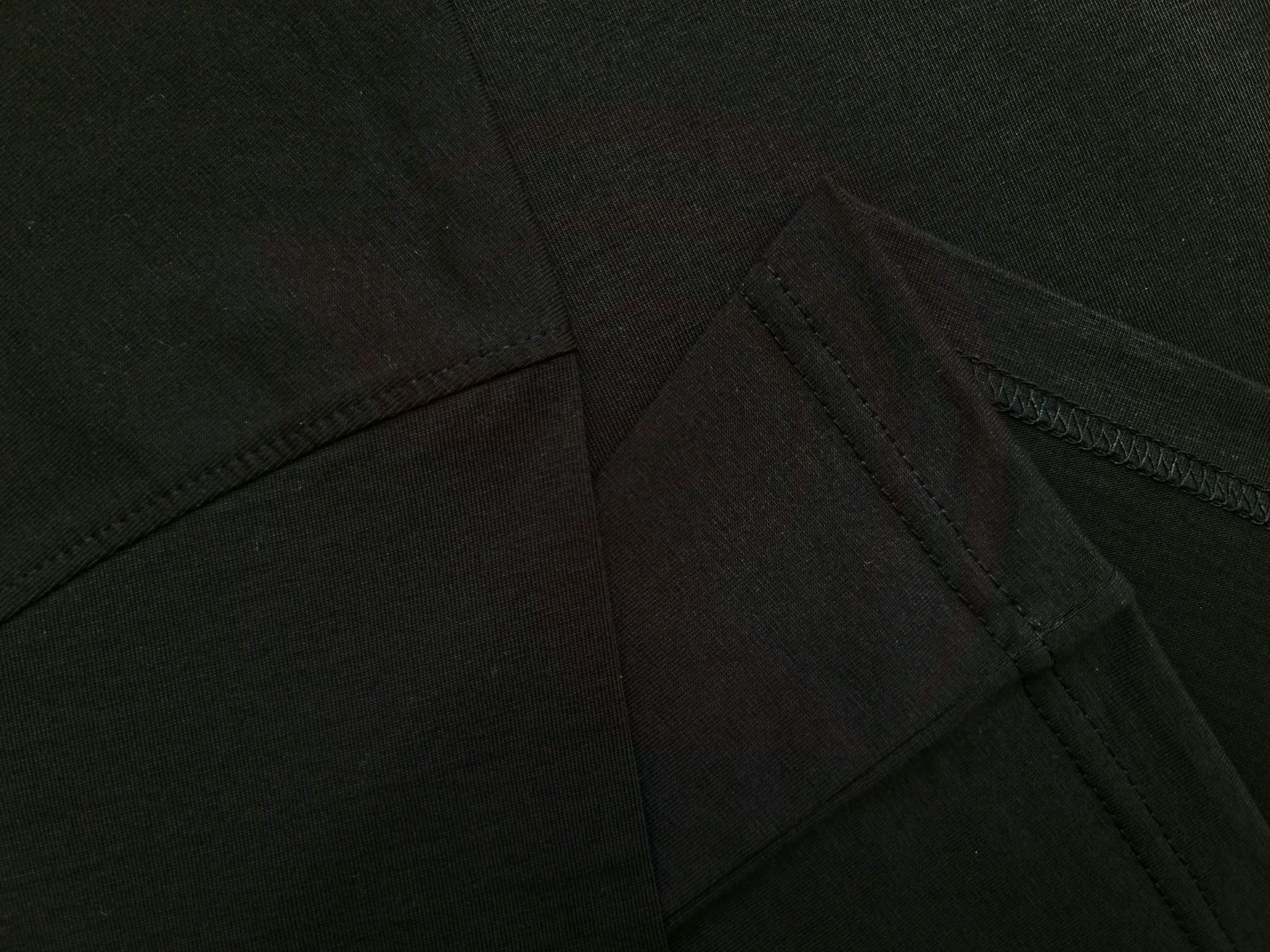 Chi tiết đường may và vạt áo áo thun cổ tròn tay lỡ cotton oversize màu đen