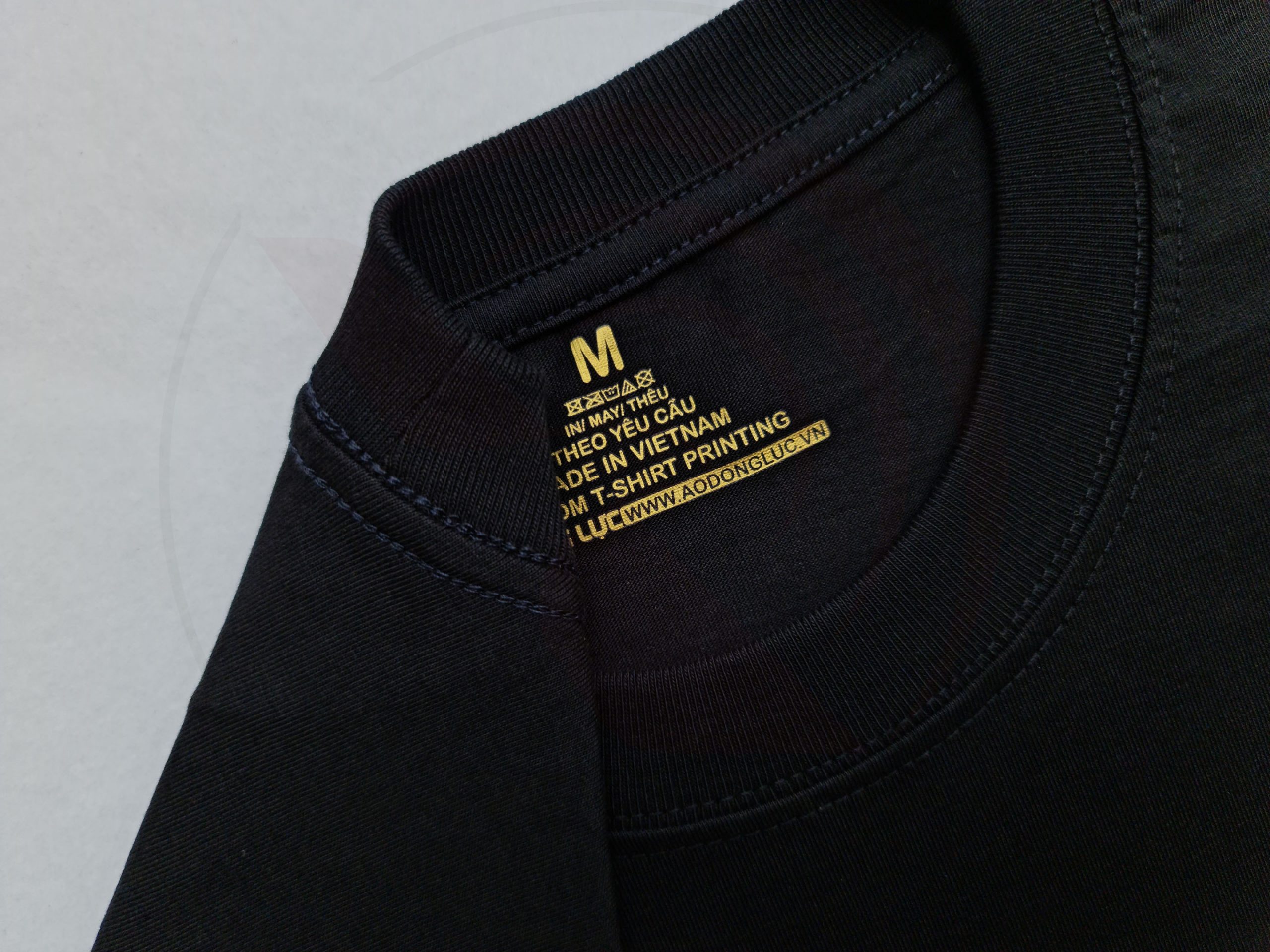 Chi tiết đường may và cổ áo áo thun tay lỡ cotton oversize màu đen