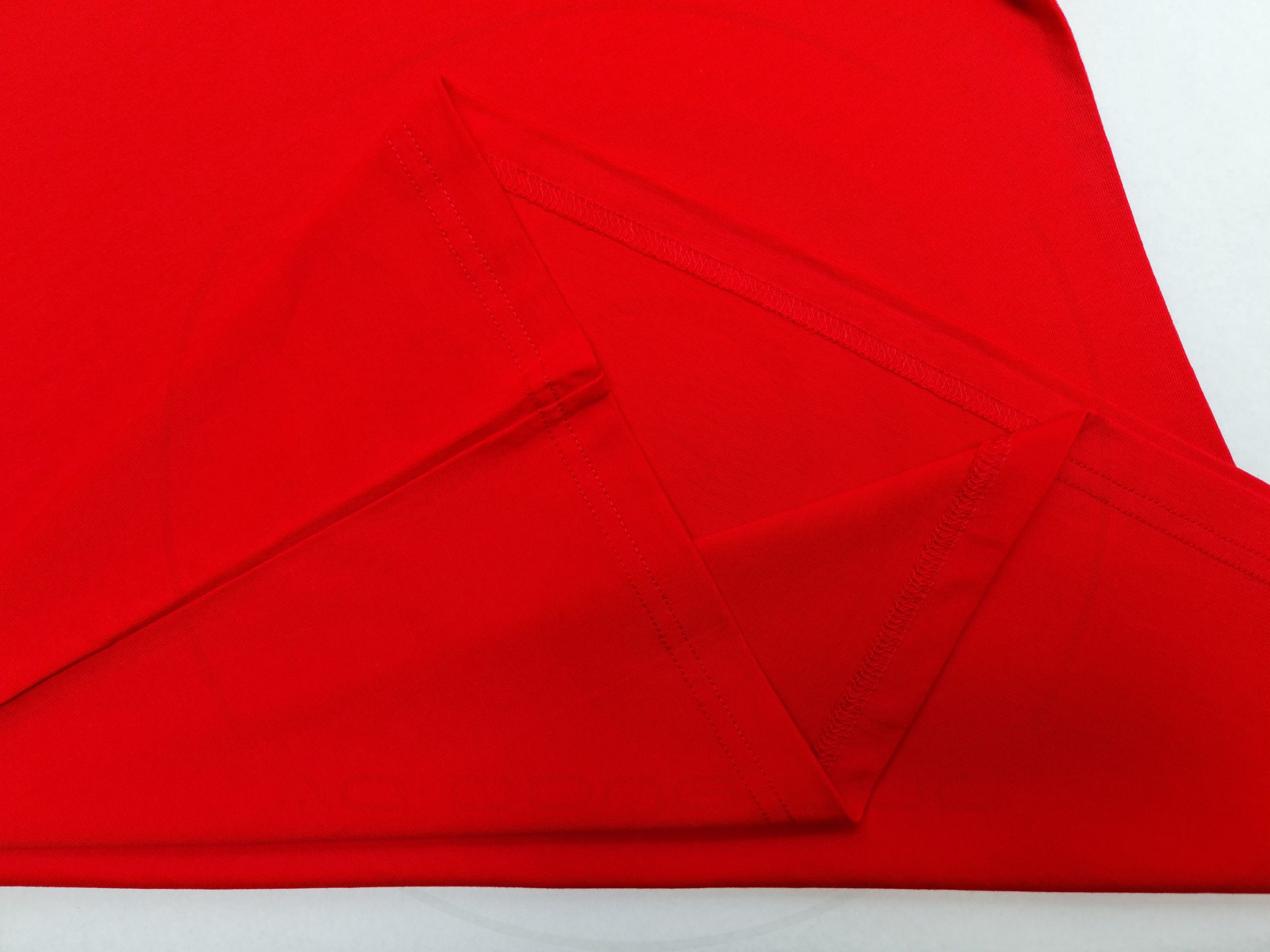 Chi tiết đường may và vạt áo áo thun cổ tròn tay lỡ oversize màu đỏ tươi