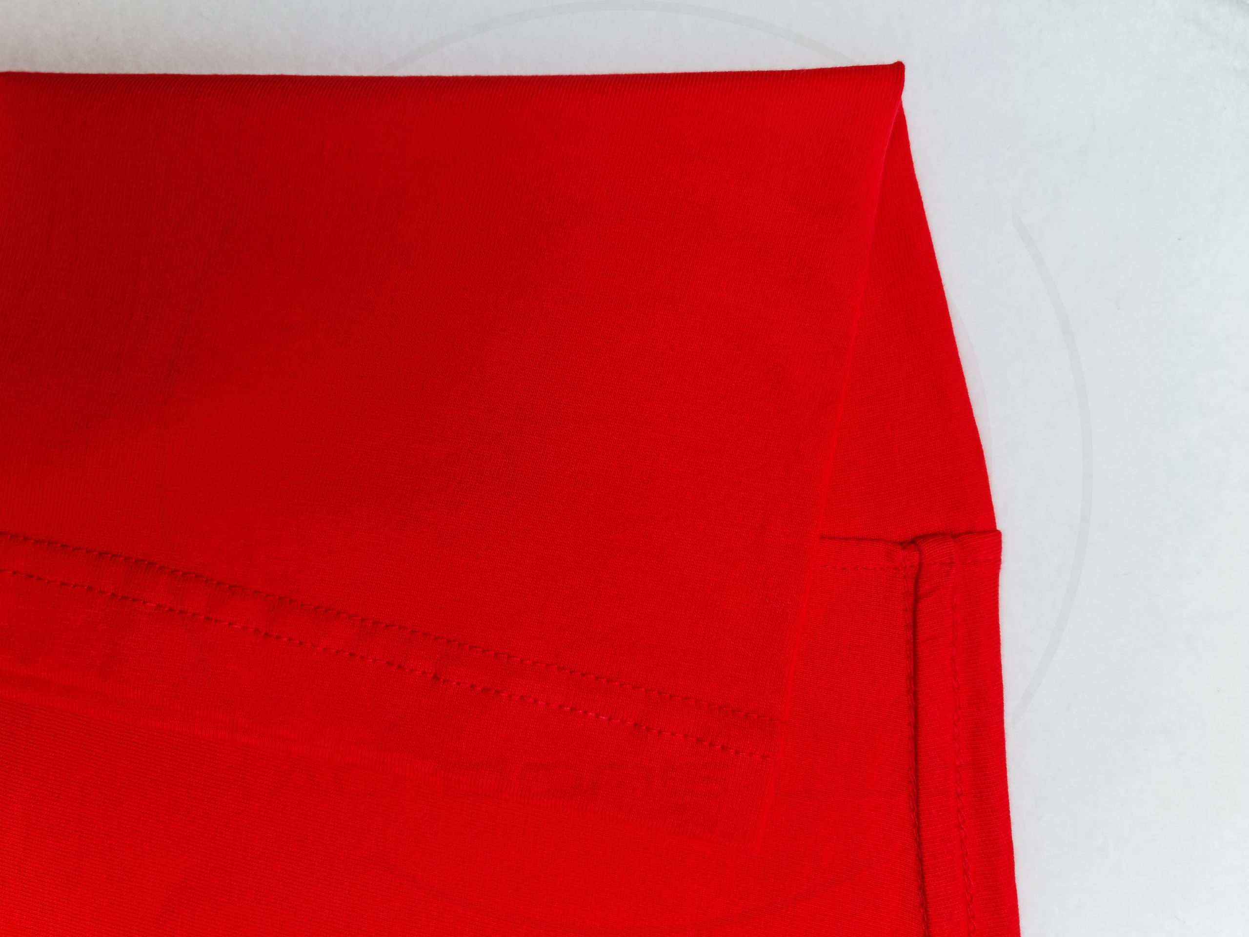 Chi tiết đường may áo thun cổ tròn tay lỡ oversize đỏ tươi