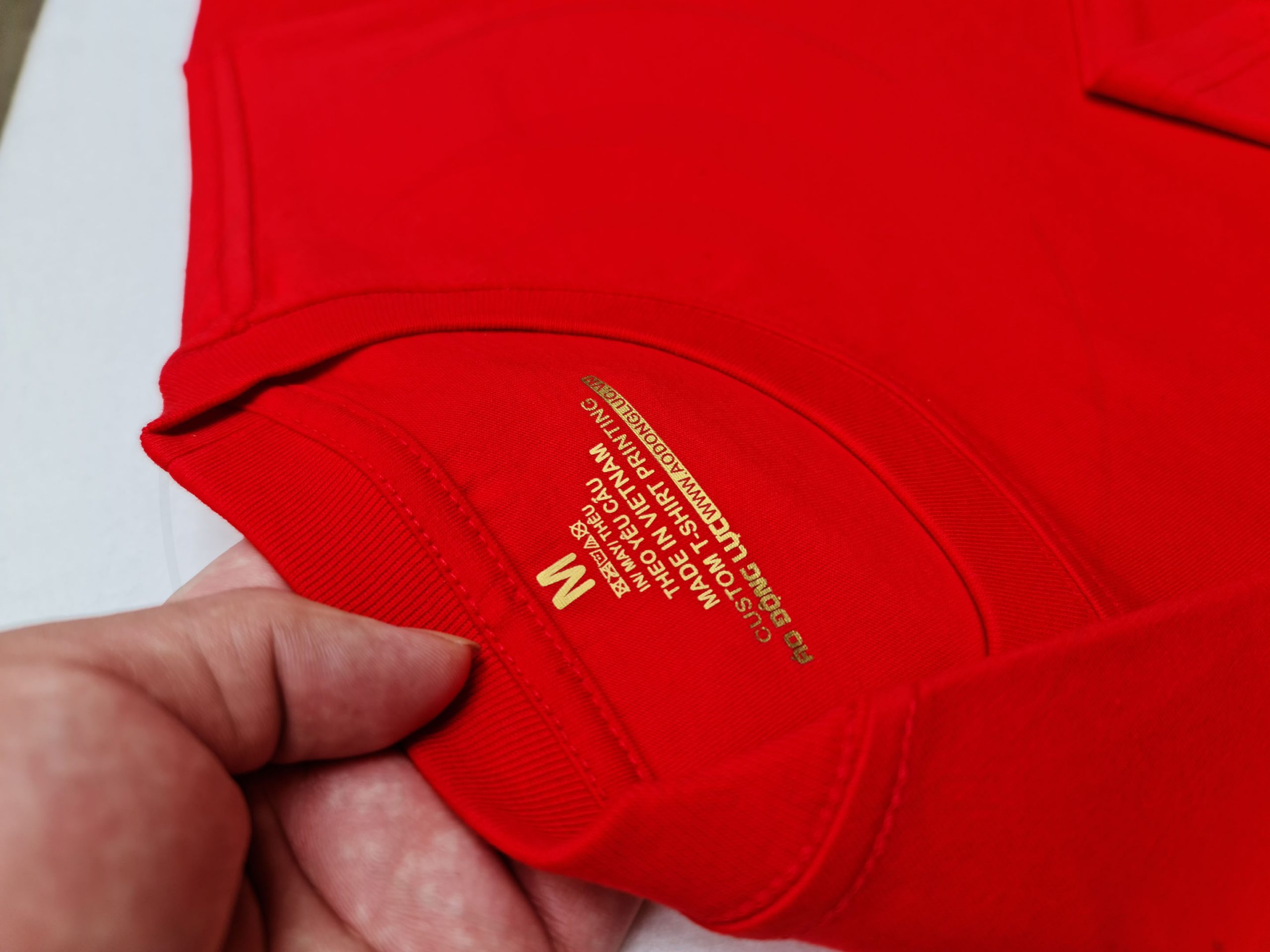 Chi tiết đường may và cổ áo áo thun cổ tròn tay lỡ oversize đỏ tươi