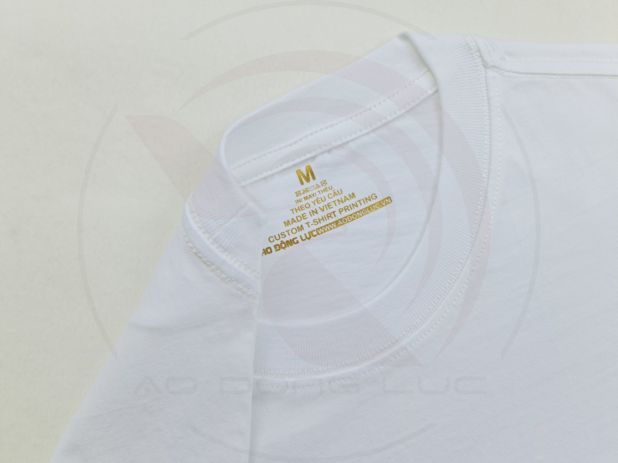 Chi tiết đường may và cổ áo áo thun cổ tròn tay lỡ cotton oversize màu trắng