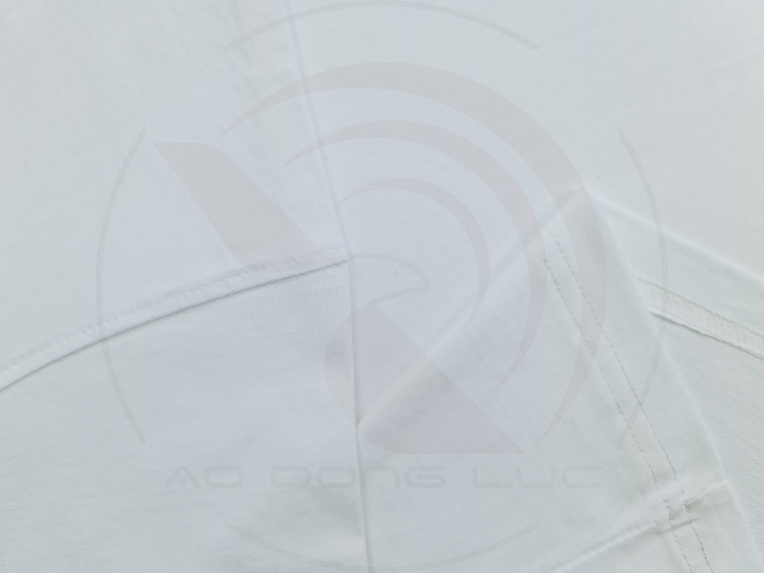 Chi tiết đường may áo thun cổ tròn tay lỡ cotton oversize màu trắng