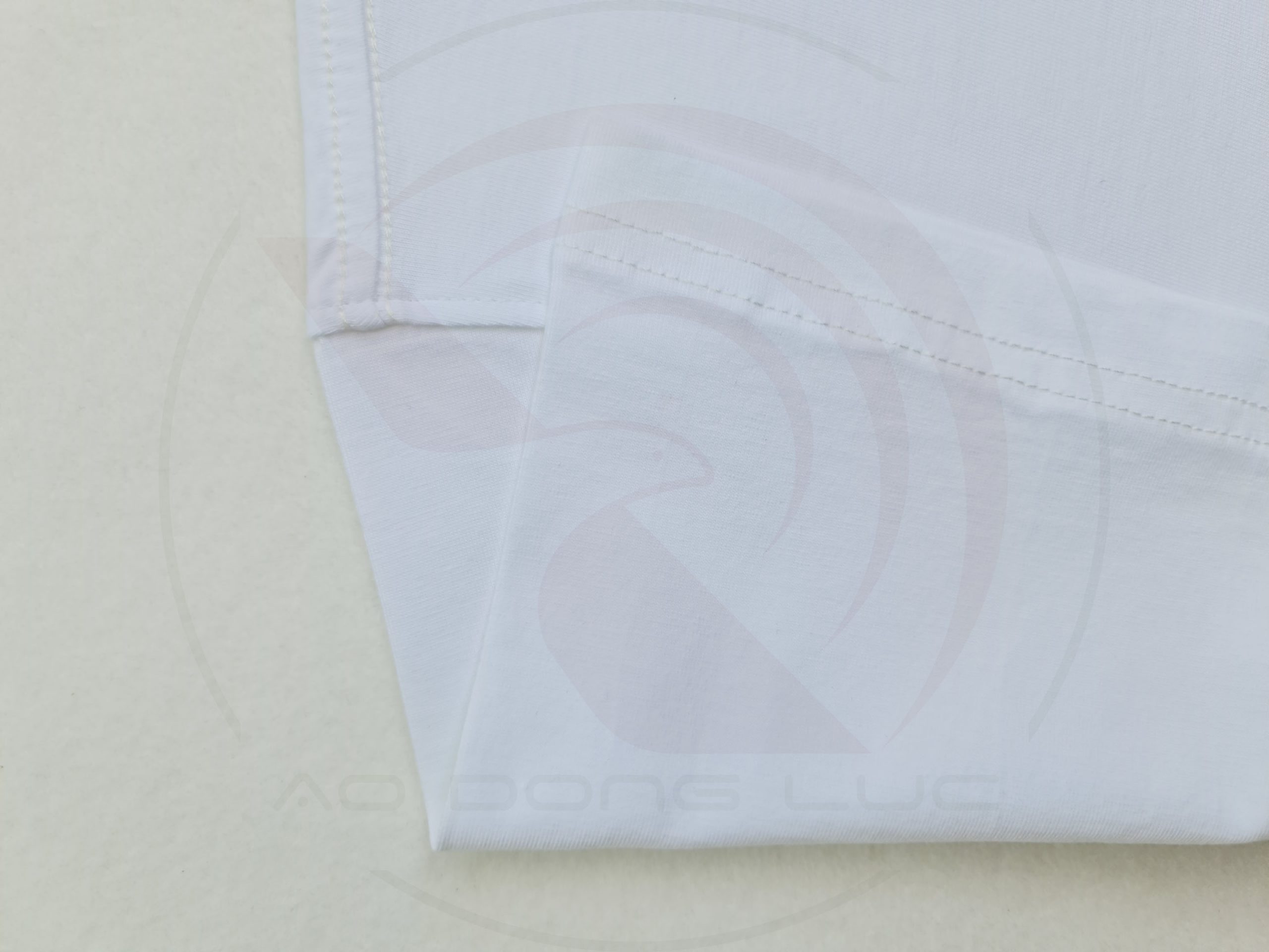 Chi tiết đường may áo thun cổ tròn tay lỡ cotton oversize màu trắng