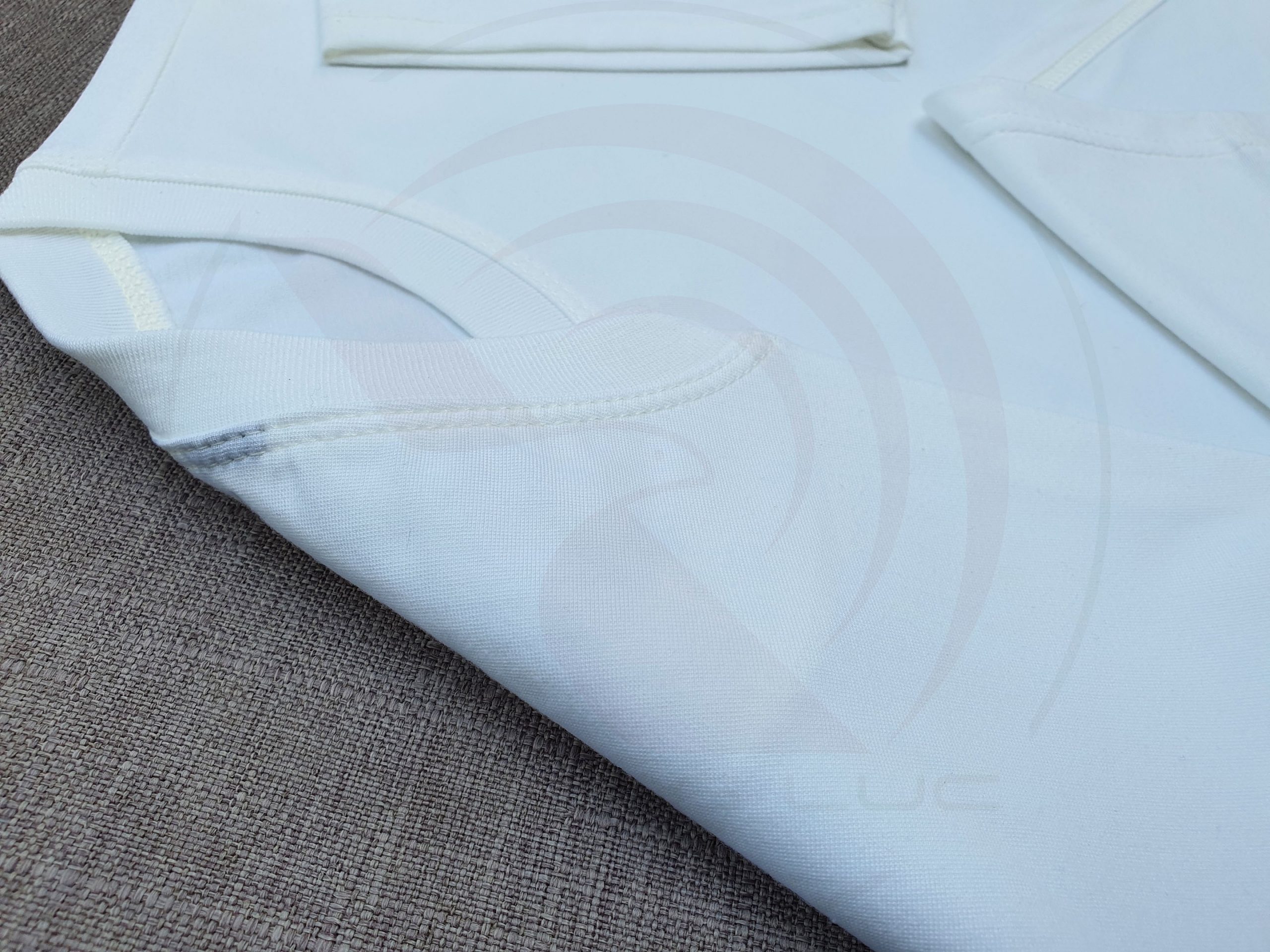 Chi tiết đường may và cổ áo bo ríp áo thun cổ tròn ngắn tay supe unisex màu trắng