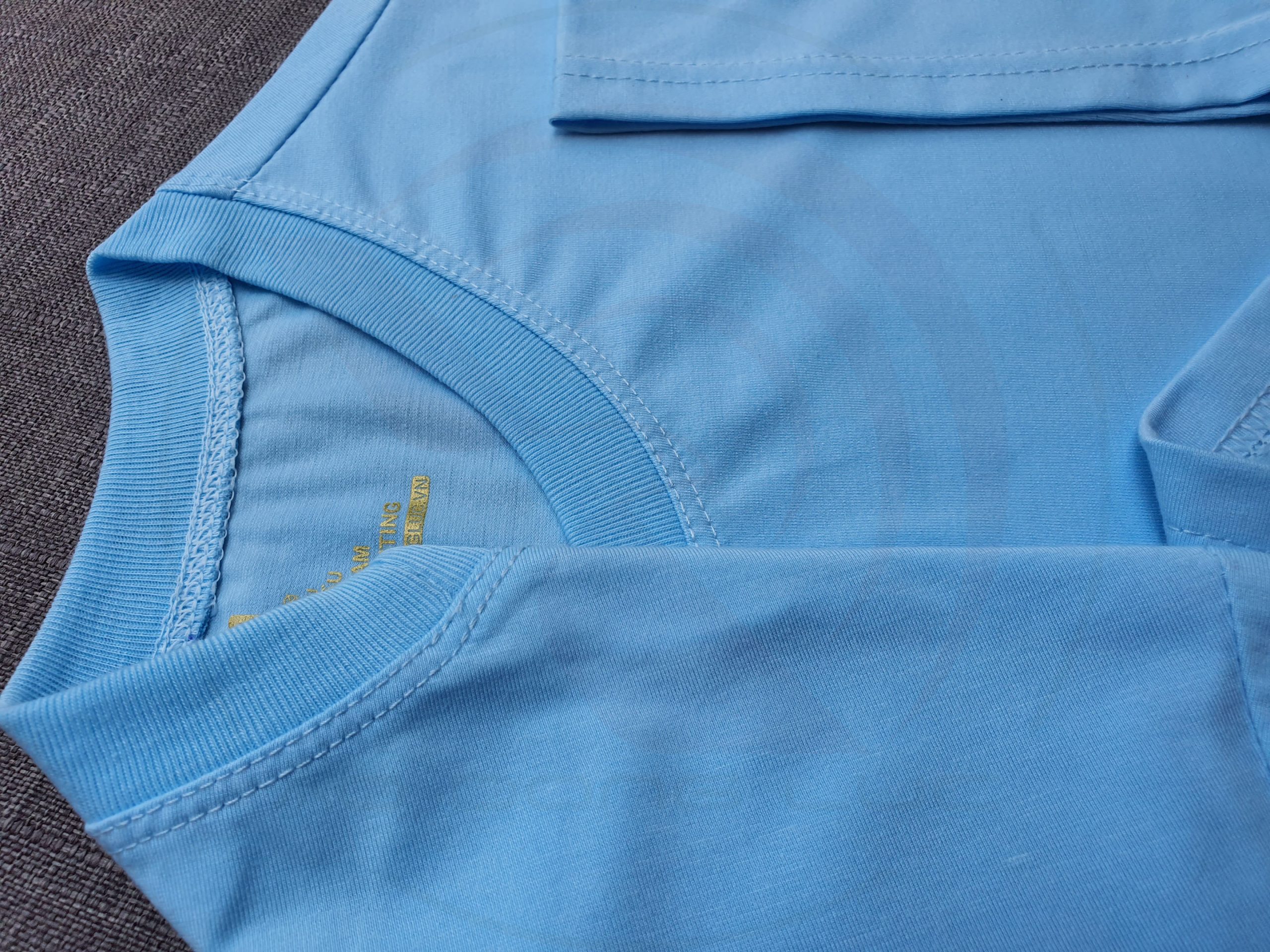 Chi tiết đường may và cổ áo bo ríp áo thun cổ tròn ngắn tay supe unisex thiên thanh