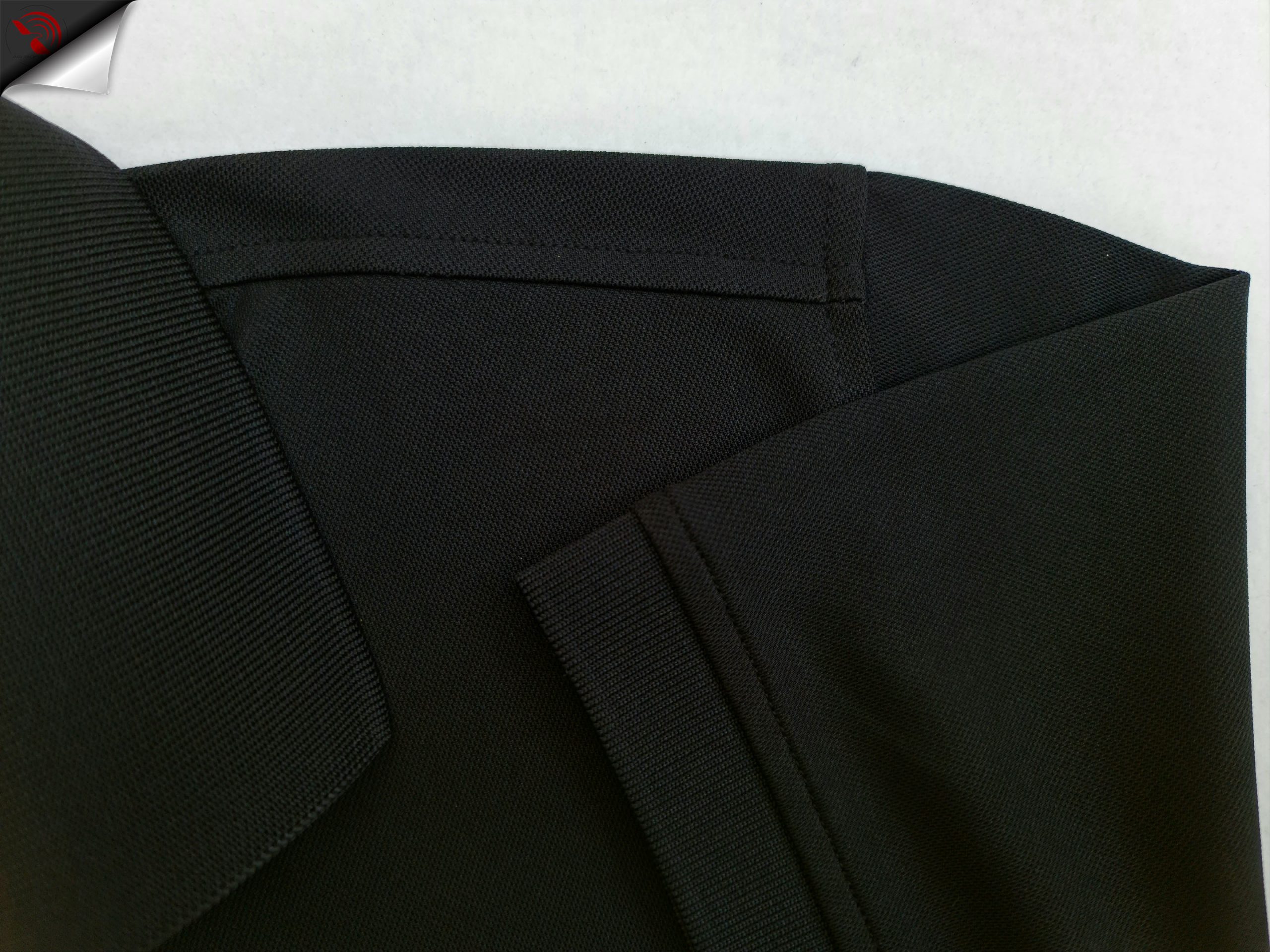 Chi tiết đường may kép mí cầu vai, nách, tay áo cổ trụ polo bo trơn cá sấu mè màu đen