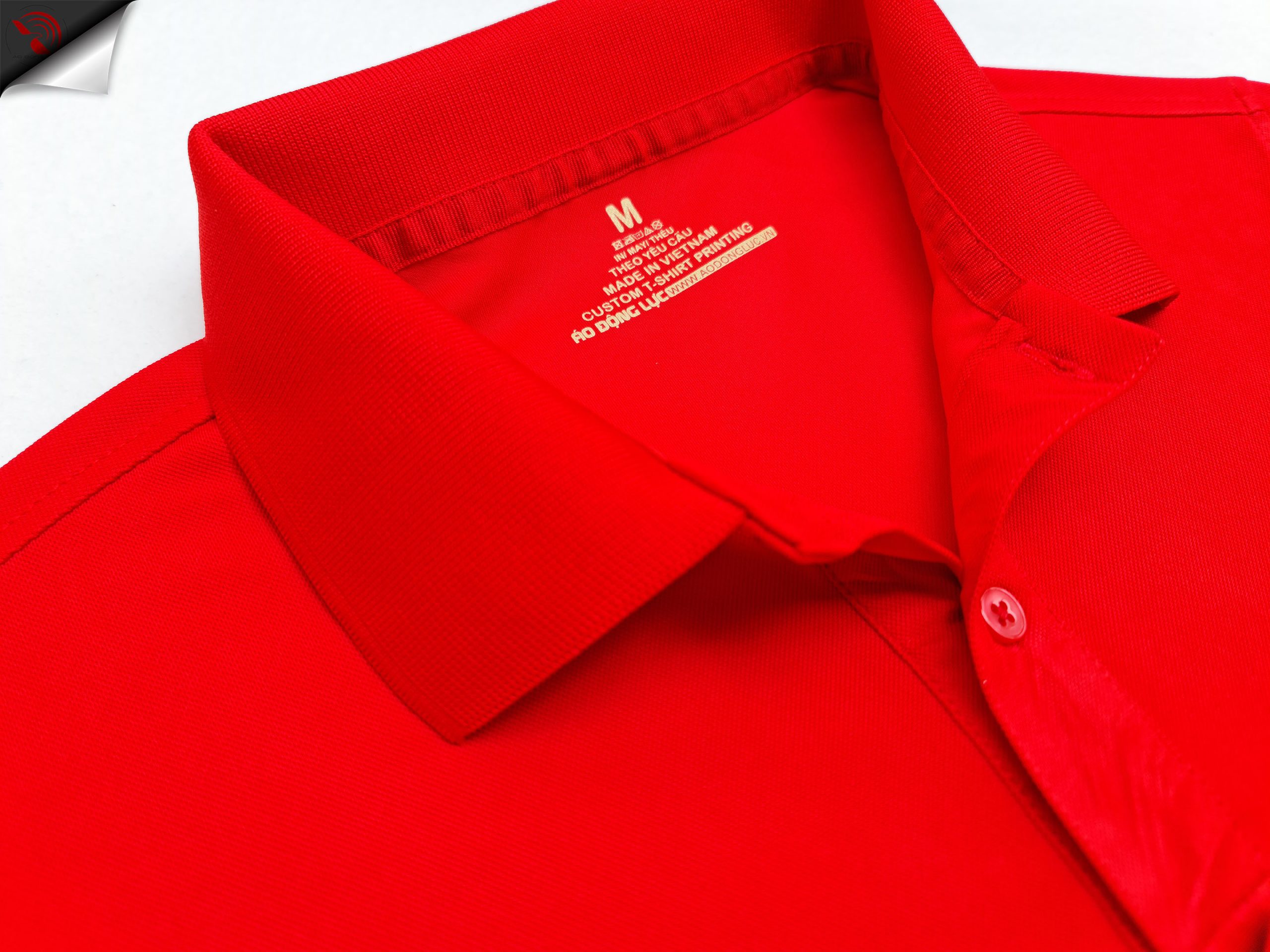 Chi tiết bo cổ, trụ cổ và đường may áo cổ trụ polo bo trơn unisex cá sấu mè màu đỏ