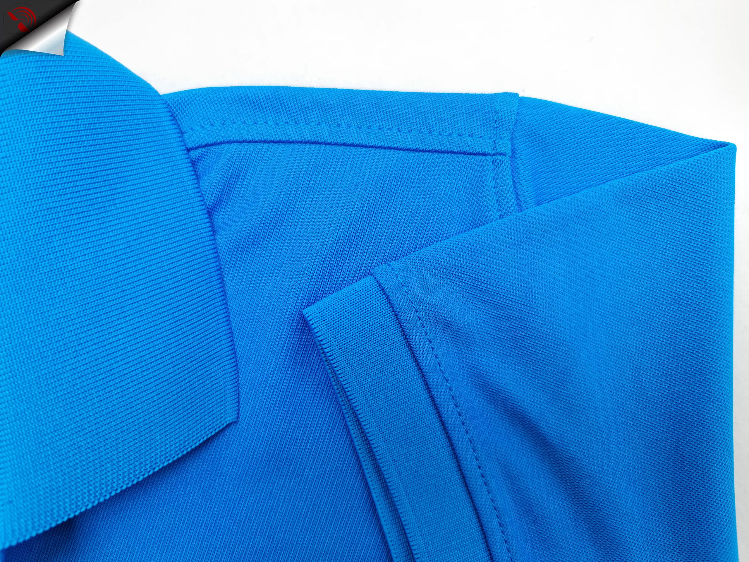 Chi tiết đường may kép mí cầu vai, nách, tay áo cổ trụ polo bo trơn cá sấu mè xanh ya