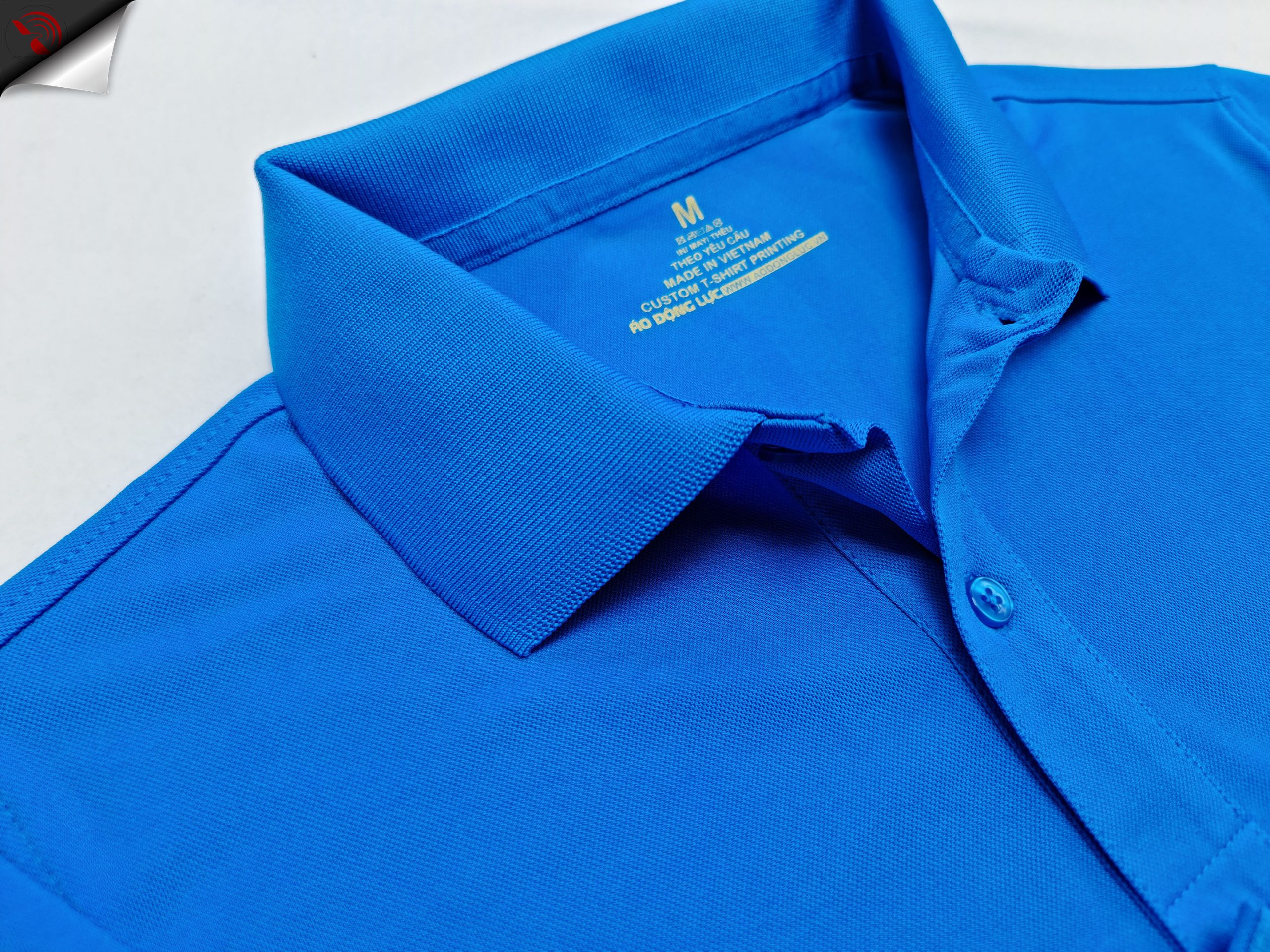 Chi tiết bo cổ, trụ cổ và đường may áo cổ trụ polo bo trơn unisex cá sấu mè xanh ya