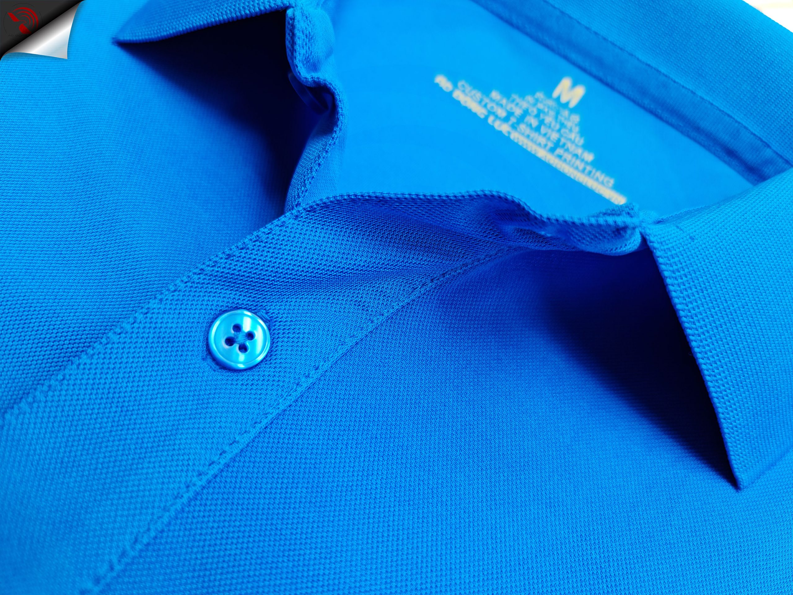 Hình chụp chi tiết trụ áo polo bo trơn cá sấu mè unisex xanh ya