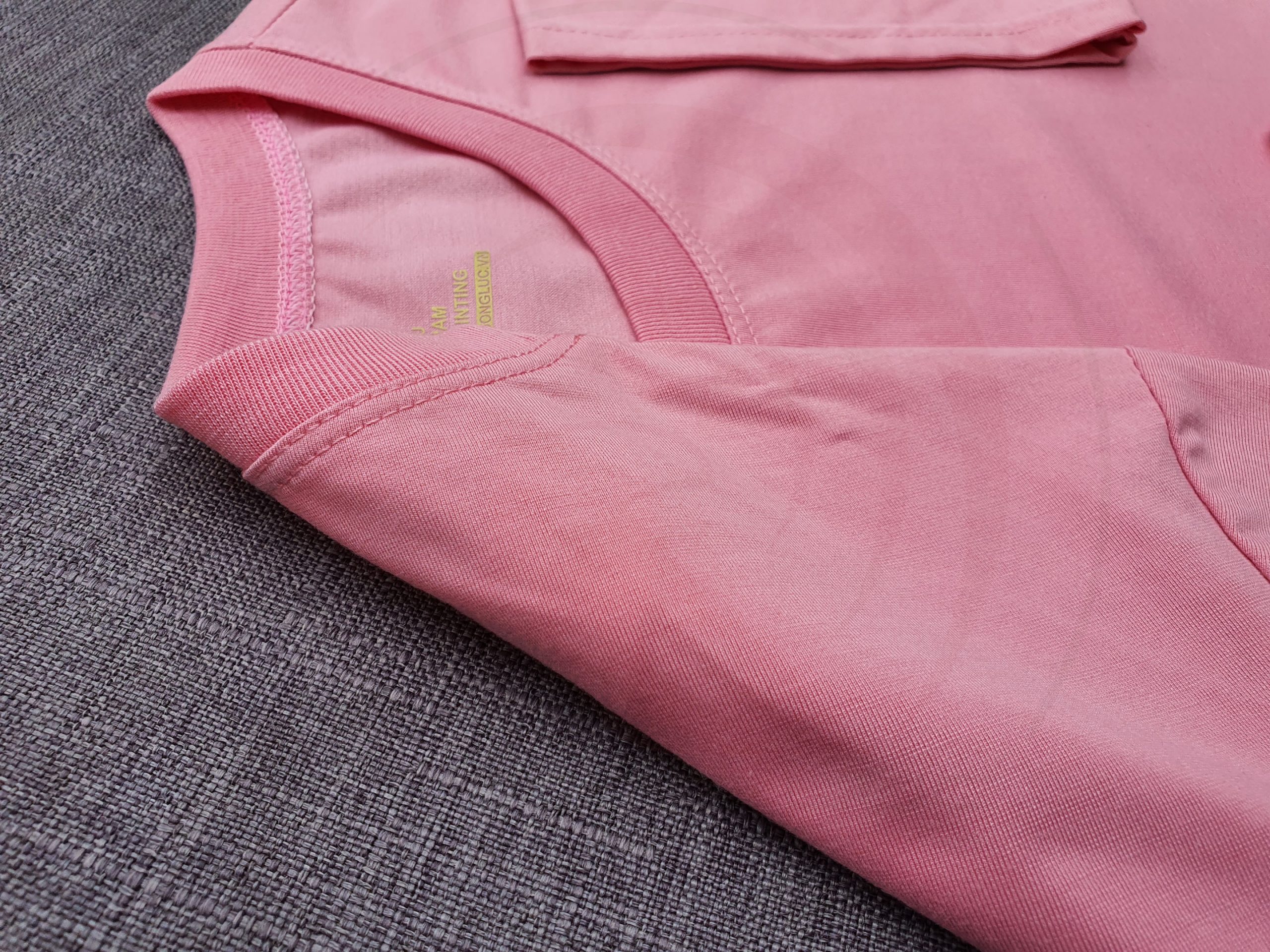 Hình chụp chi tiết bo ríp cổ áo thun cổ tròn ngắn tay supe unisex màu hồng ruốc