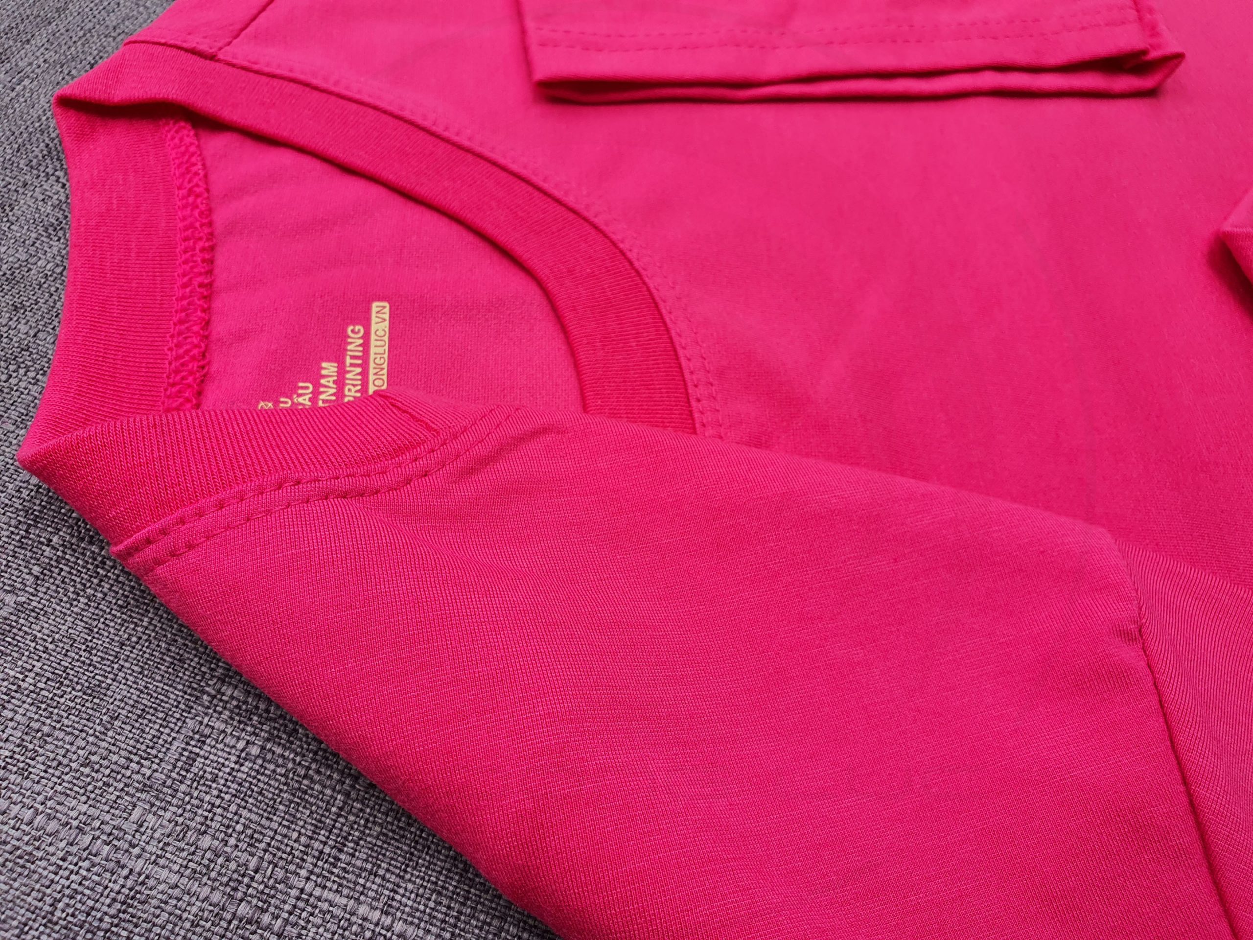 Hình chụp chi tiết bo ríp cổ áo thun cổ tròn ngắn tay supe unisex màu hồng sen