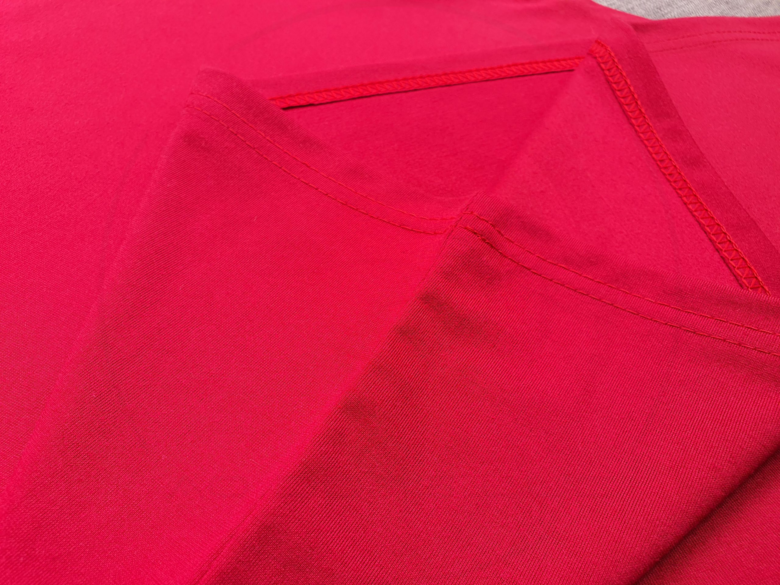 Hình chi tiết vạt áo áo thun cổ tròn ngắn tay supe unisex đỏ tươi