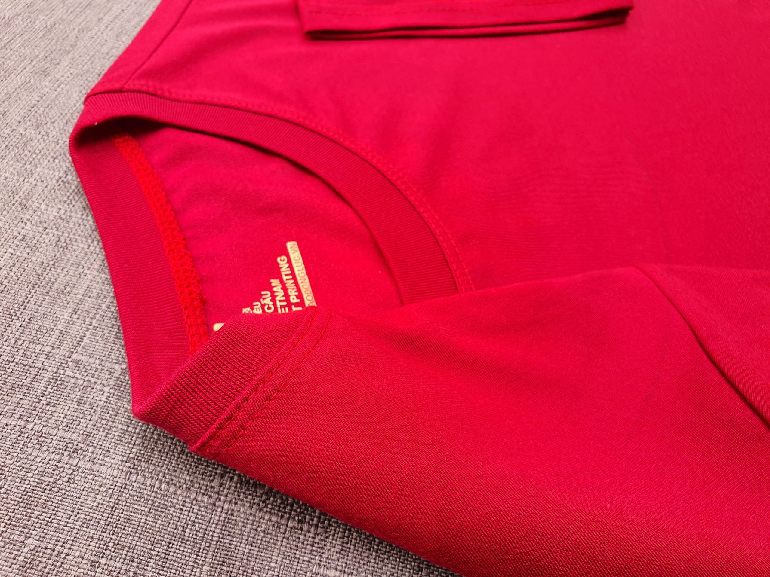 Chi tiết đường may và cổ áo bo ríp áo thun cổ tròn ngắn tay supe unisex đỏ tươi