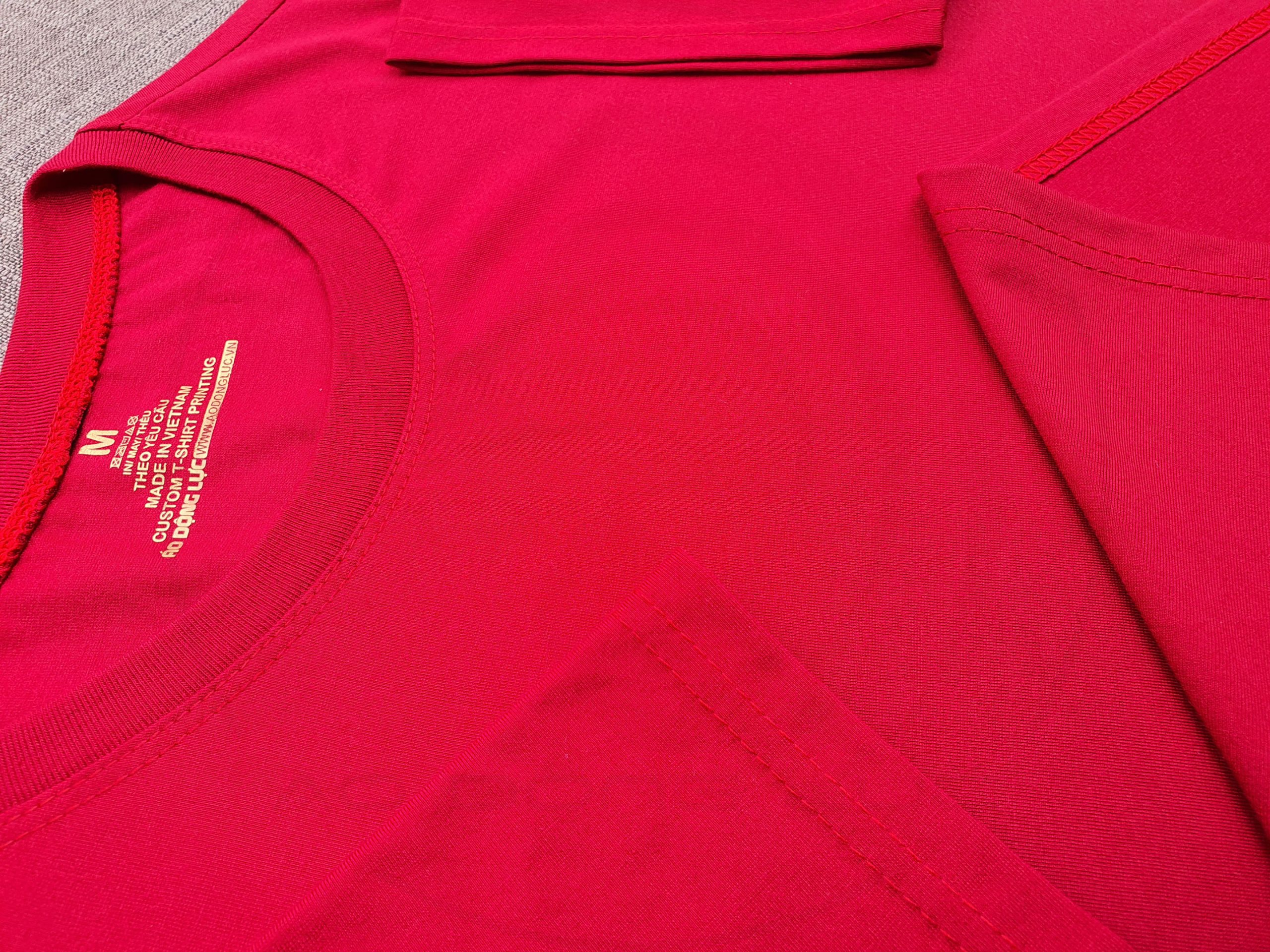 Hình chi tiết đường may và cổ áo áo thun cổ tròn ngắn tay supe unisex đỏ tươi
