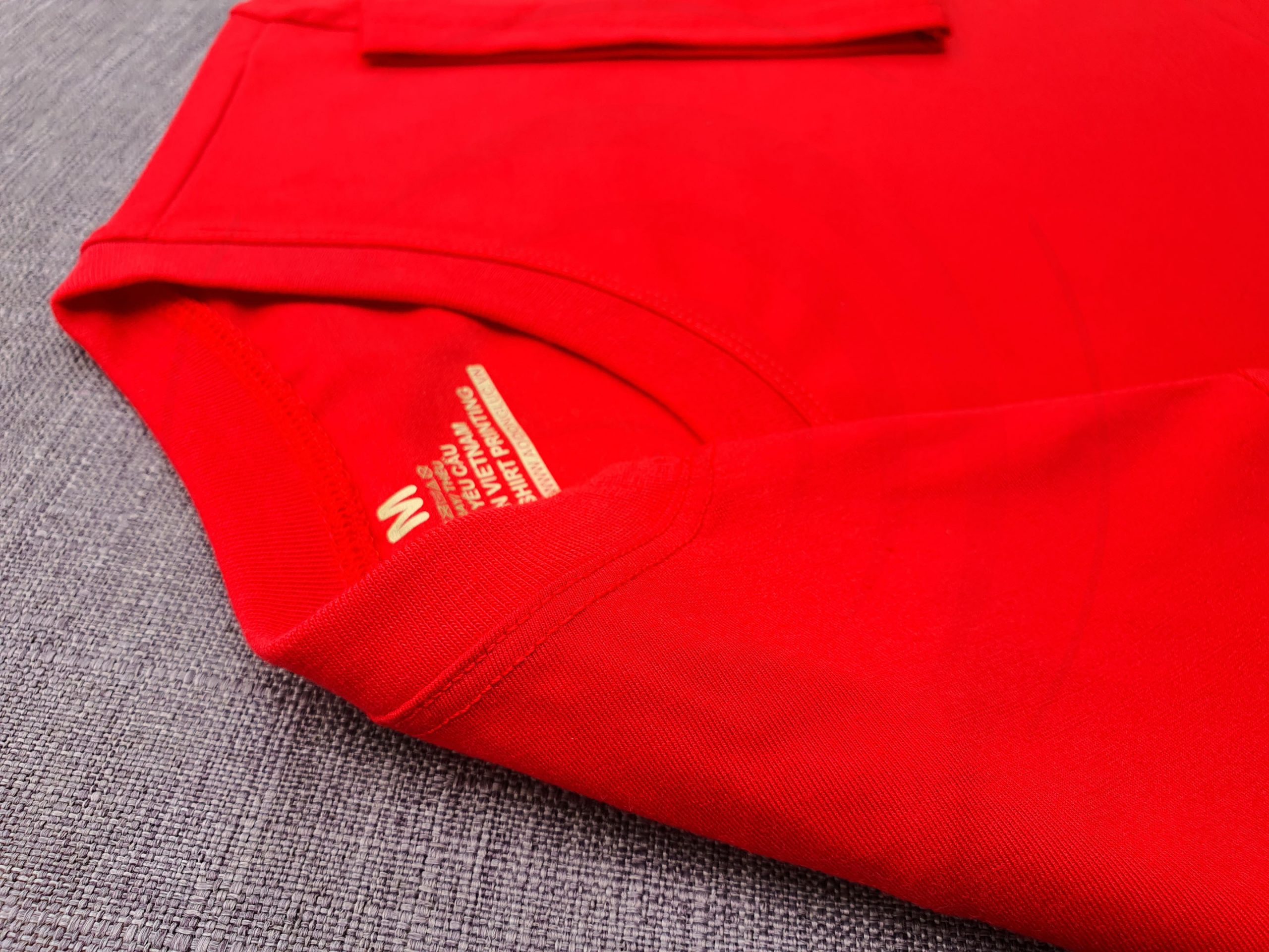 Hình chi tiết đường may và cổ áo bo ríp áo thun cổ tròn ngắn tay unisex đỏ tươi