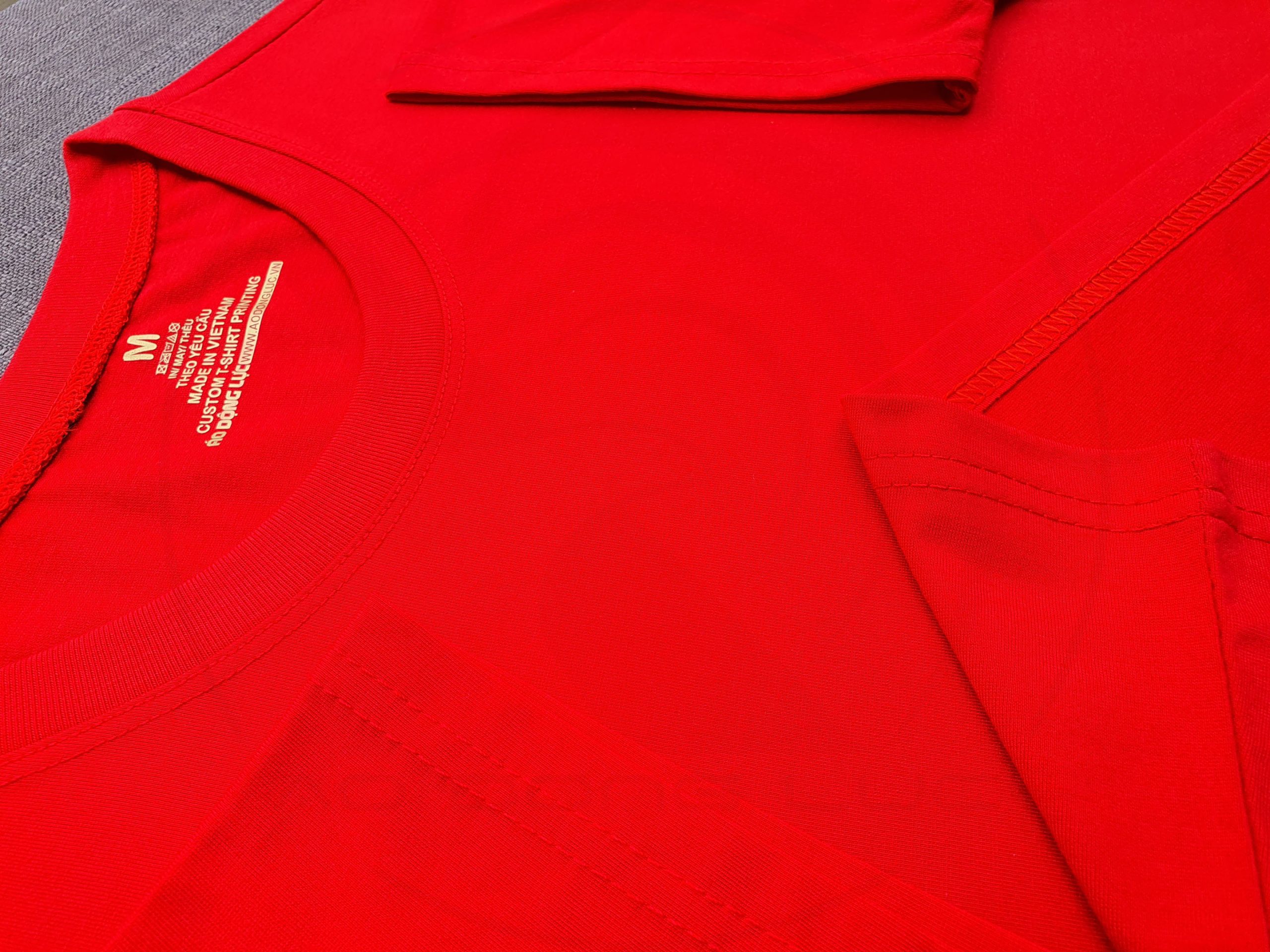 Hình chi tiết đường may và bo cổ áo thun cổ tròn ngắn tay unisex đỏ tươi