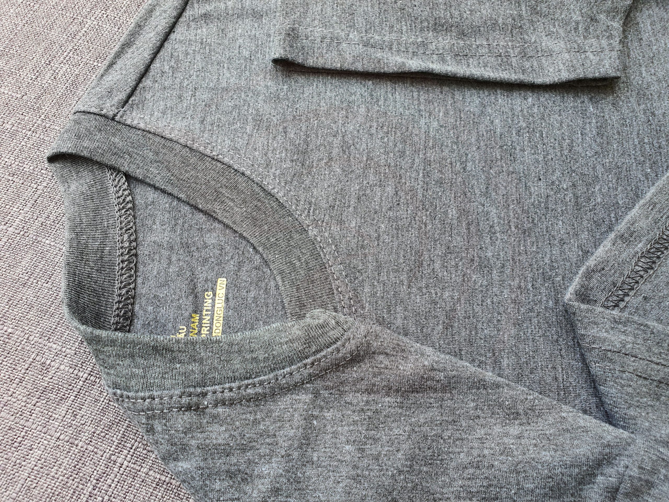 Chi tiết đường may và cổ áo bo ríp áo thun cổ tròn ngắn tay supe unisex xám đậm